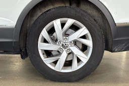 valkoinen Volkswagen Tiguan 2023 kuva 10.