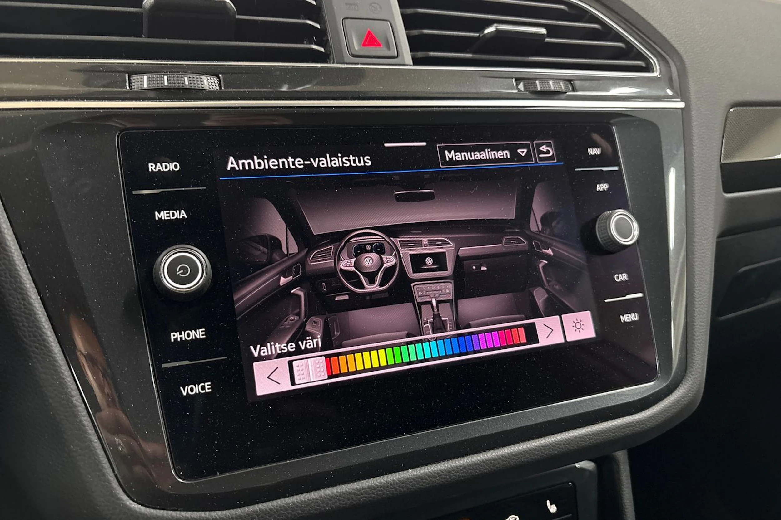 valkoinen Volkswagen Tiguan 2023 kuva 16.