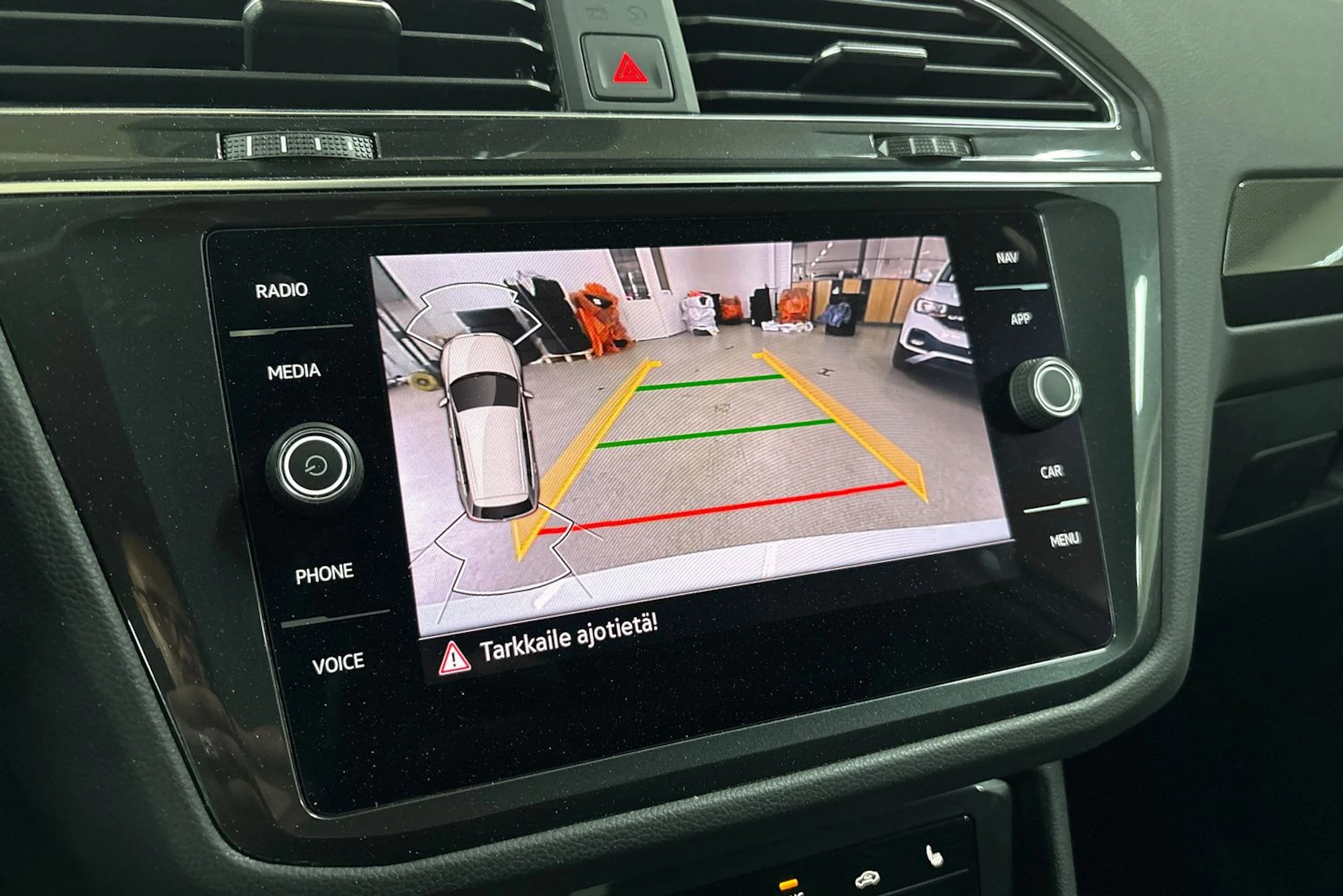 valkoinen Volkswagen Tiguan 2023 kuva 17.