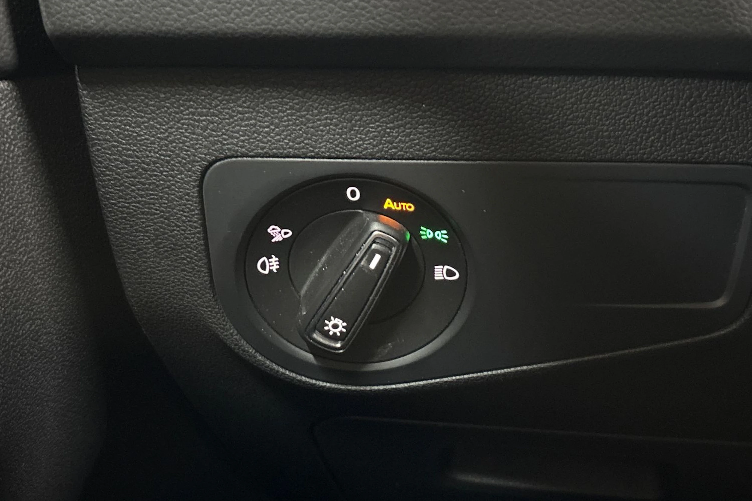 valkoinen Volkswagen Tiguan 2023 kuva 22.