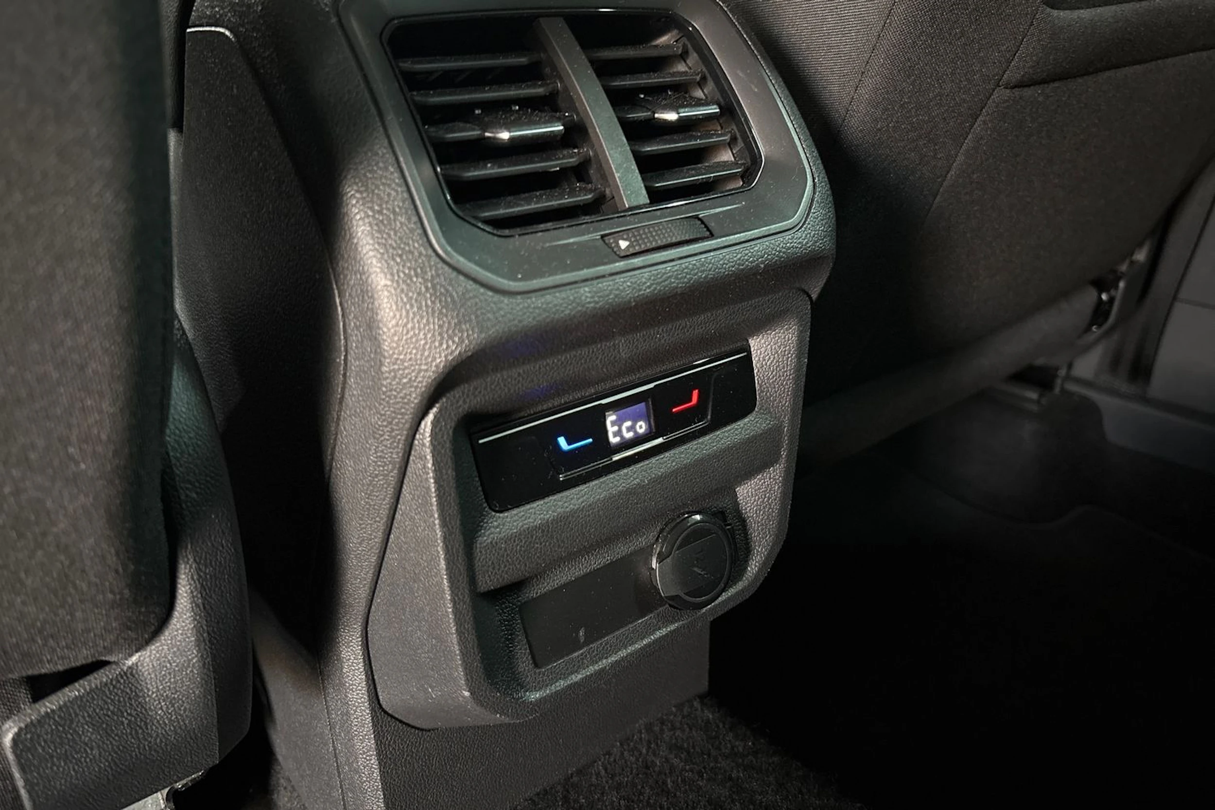 valkoinen Volkswagen Tiguan 2023 kuva 23.