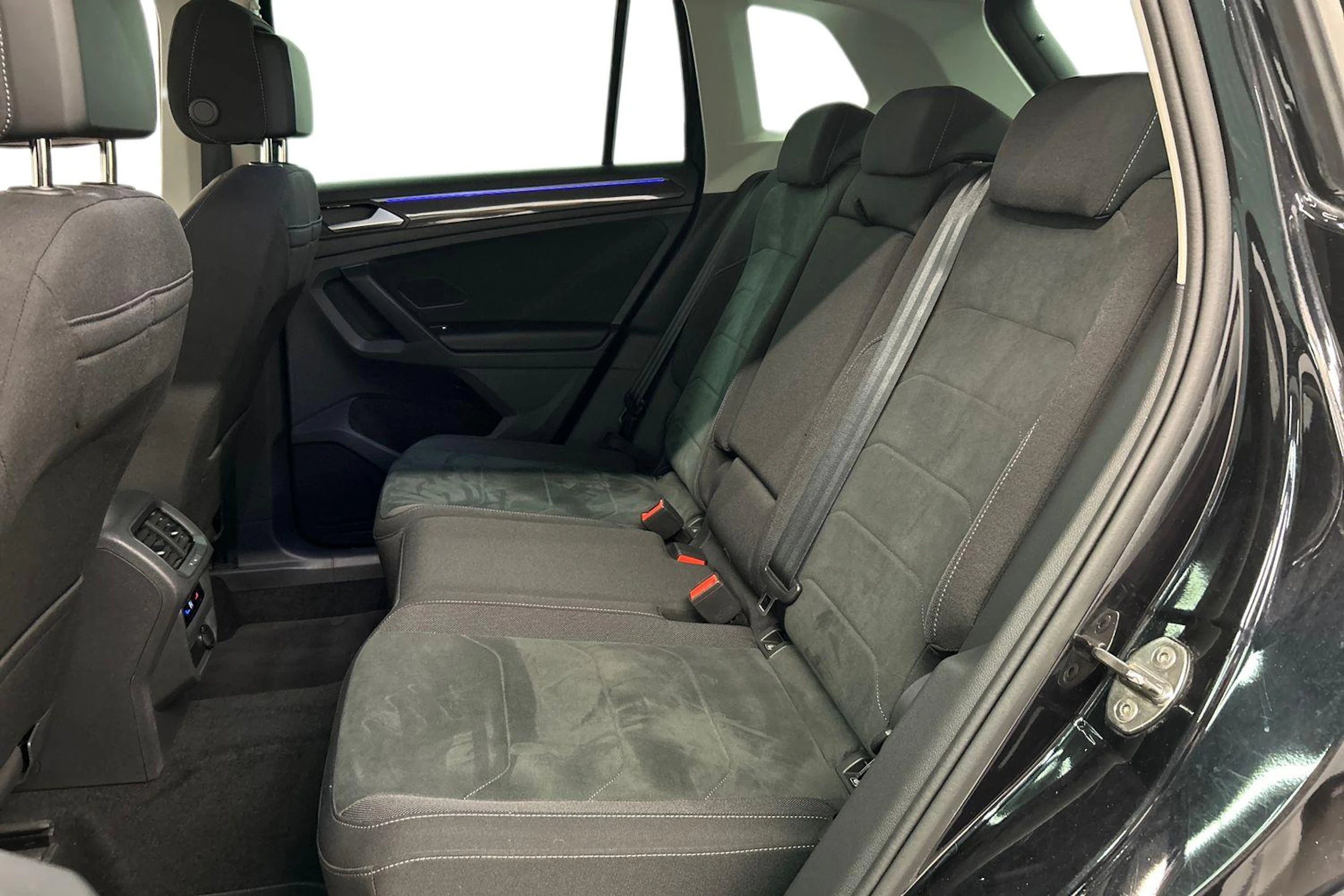 musta Volkswagen Tiguan 2023 kuva 8.