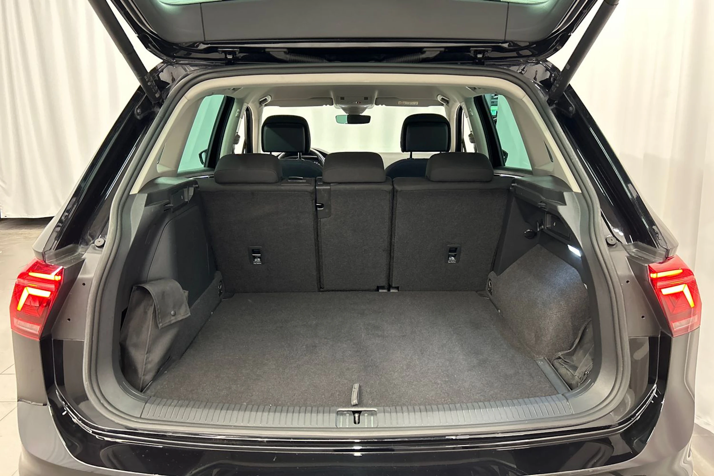 musta Volkswagen Tiguan 2023 kuva 12.