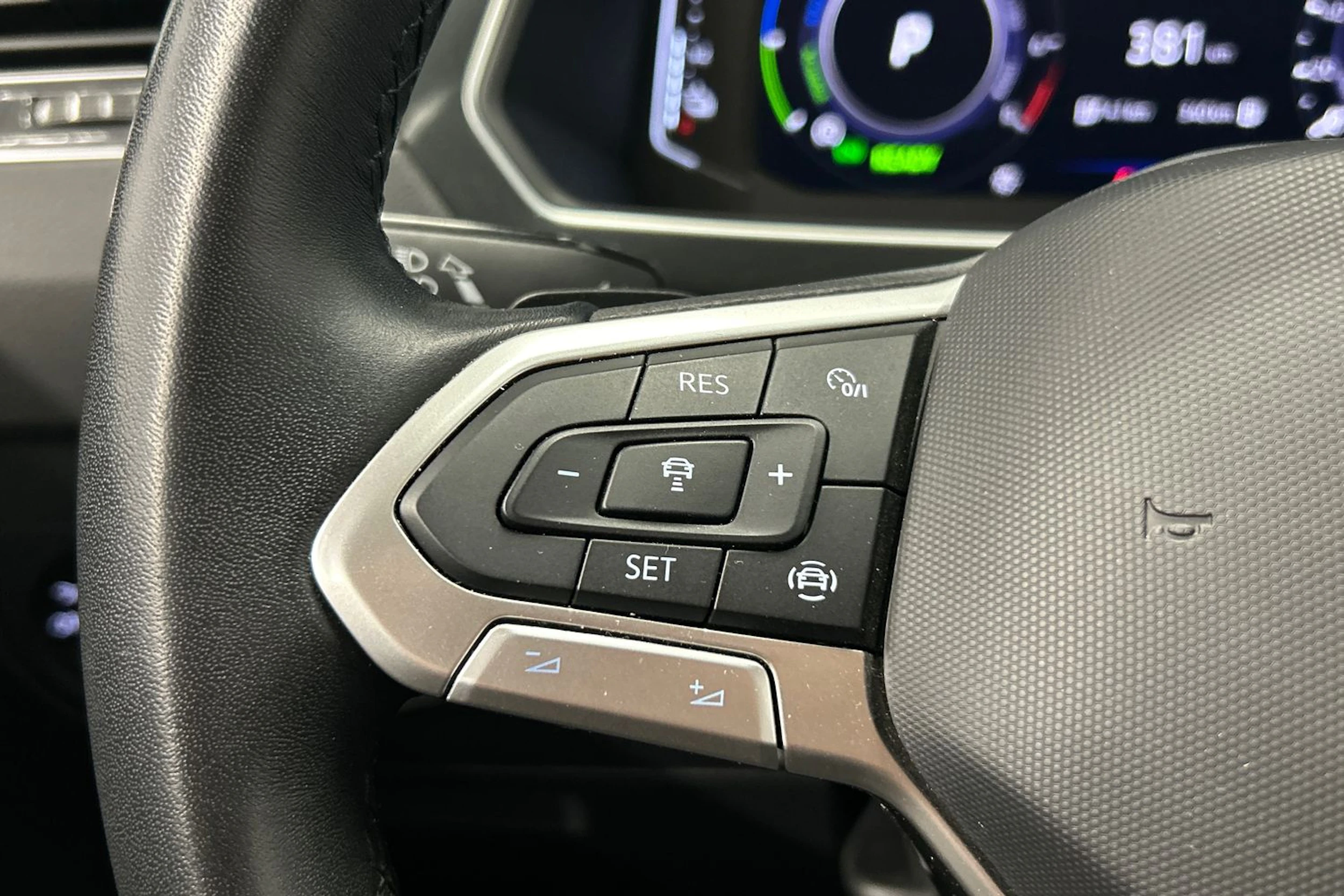 musta Volkswagen Tiguan 2023 kuva 16.