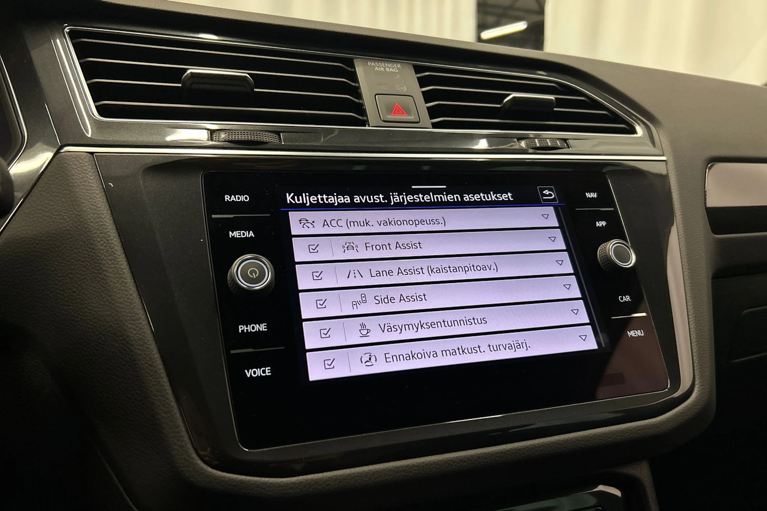 musta Volkswagen Tiguan 2023 kuva 18.