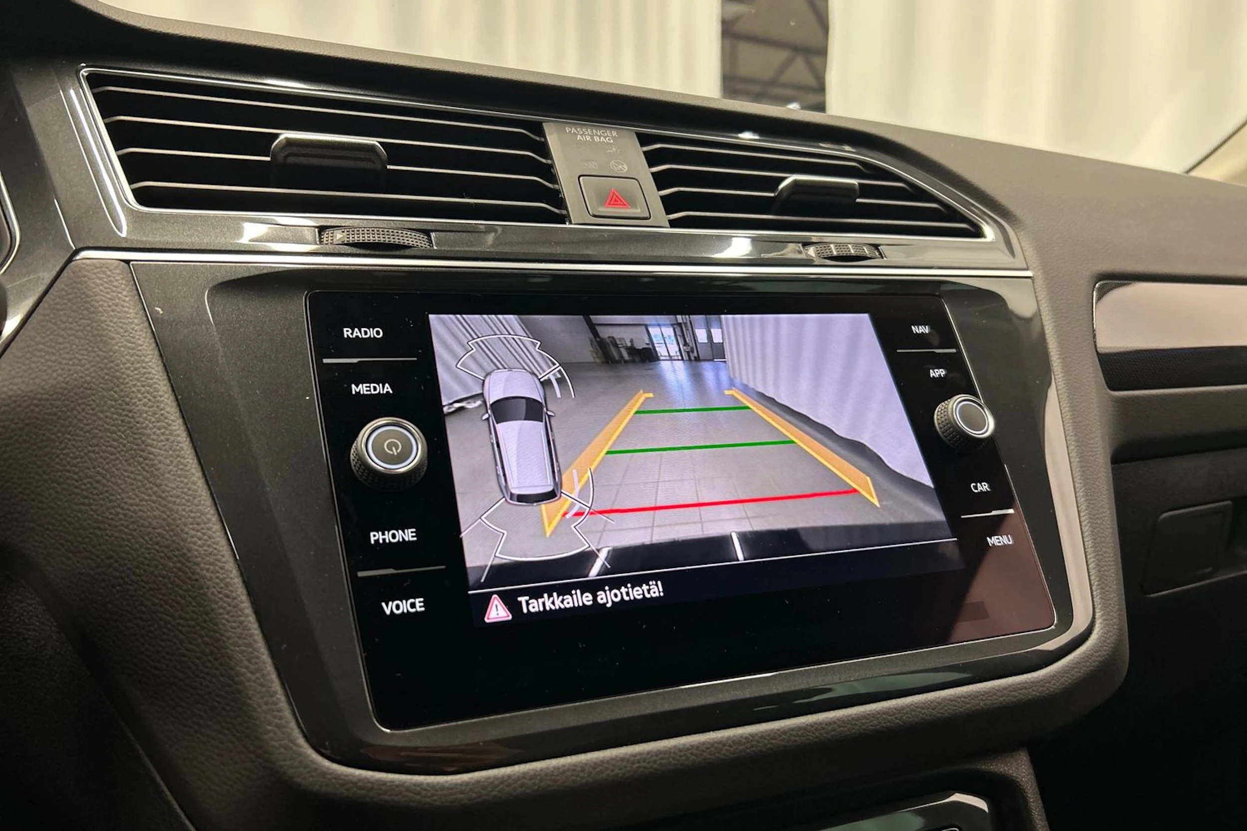 musta Volkswagen Tiguan 2023 kuva 22.