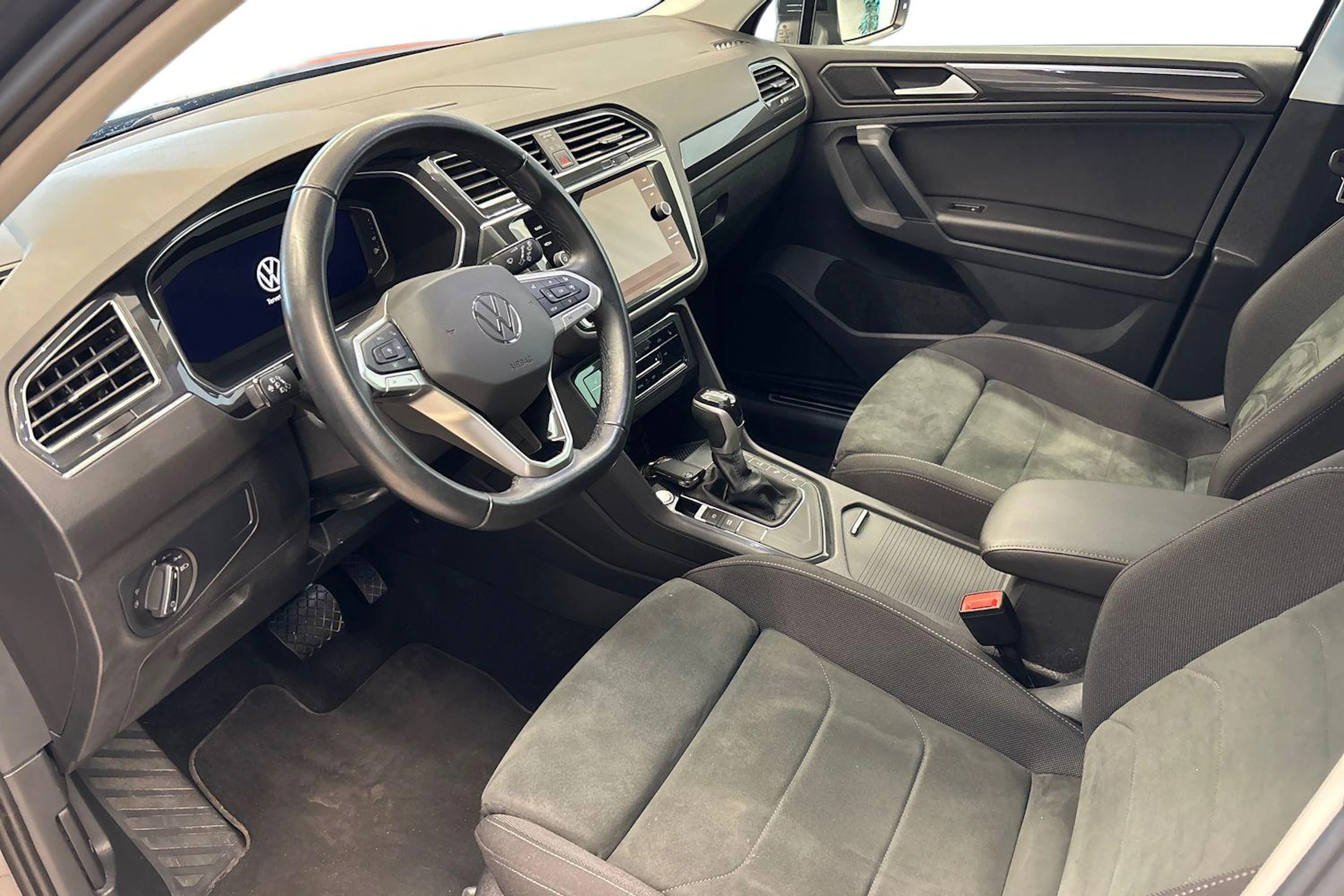 harmaa Volkswagen Tiguan 2023 kuva 6.
