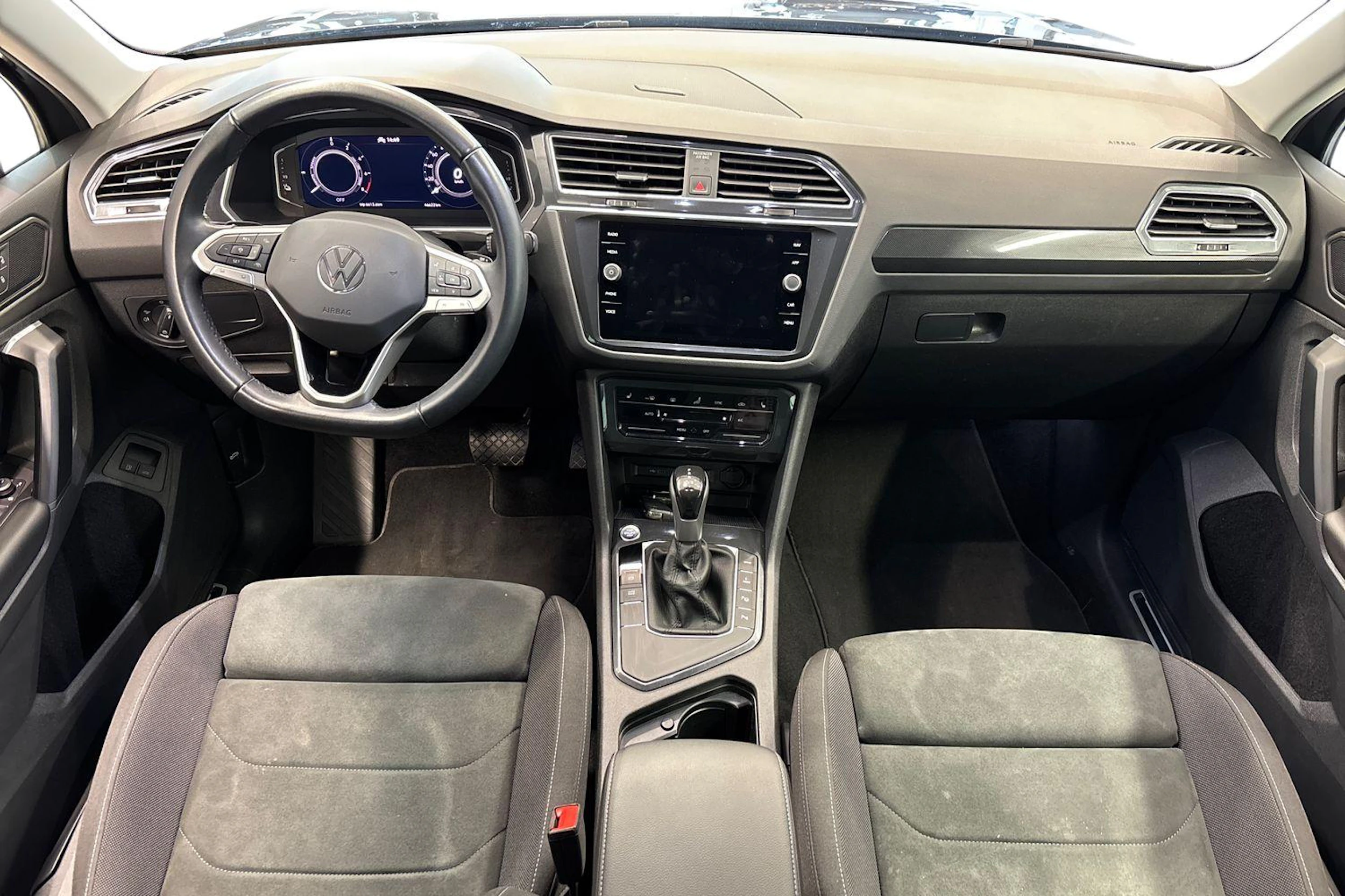 harmaa Volkswagen Tiguan 2023 kuva 7.