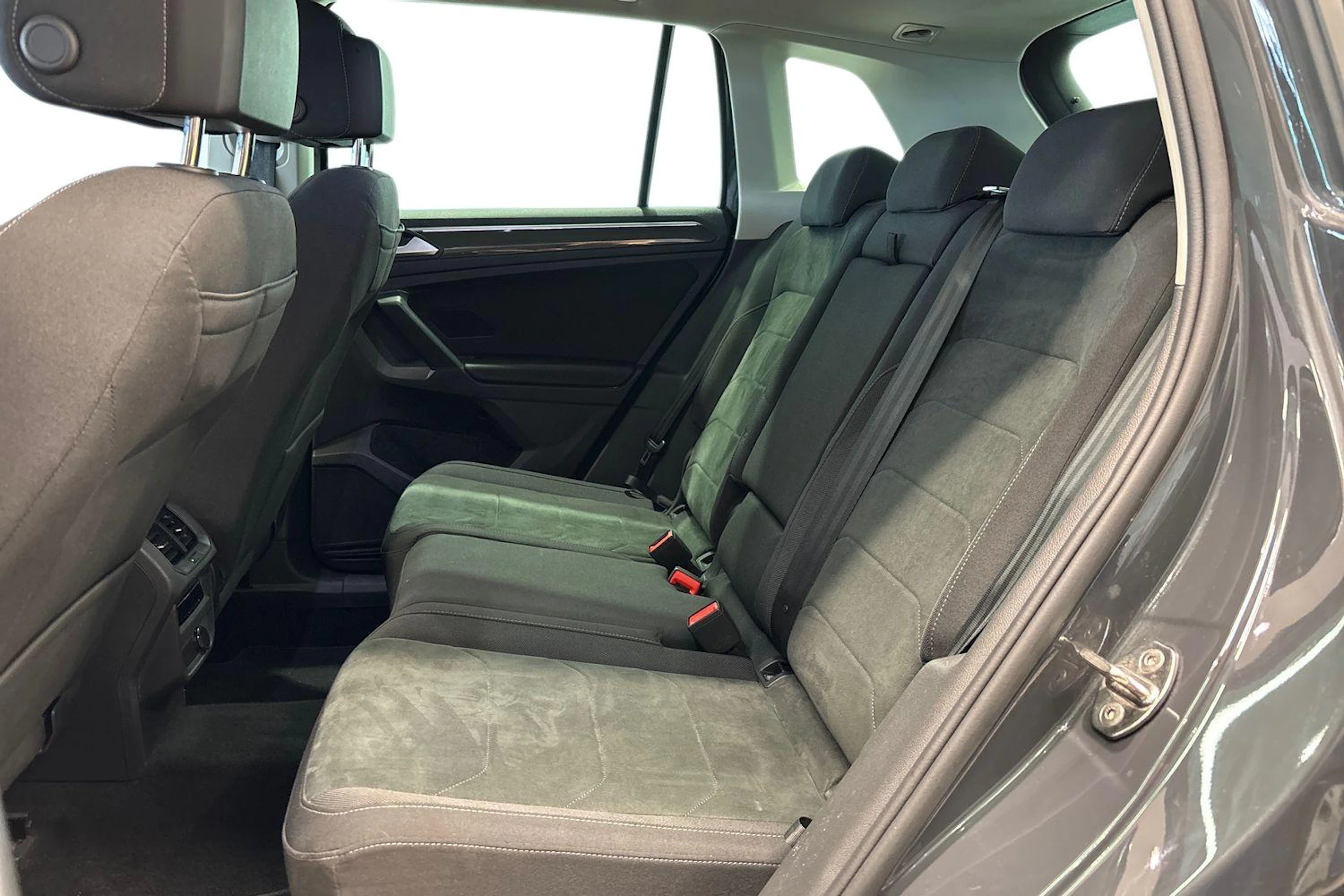 harmaa Volkswagen Tiguan 2023 kuva 8.
