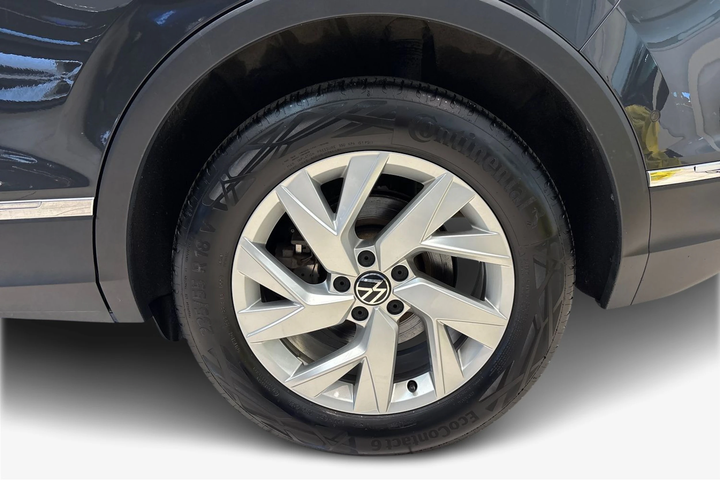 harmaa Volkswagen Tiguan 2023 kuva 9.