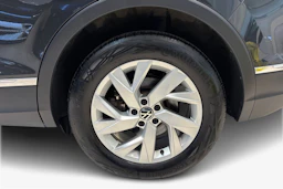 harmaa Volkswagen Tiguan 2023 kuva 9.