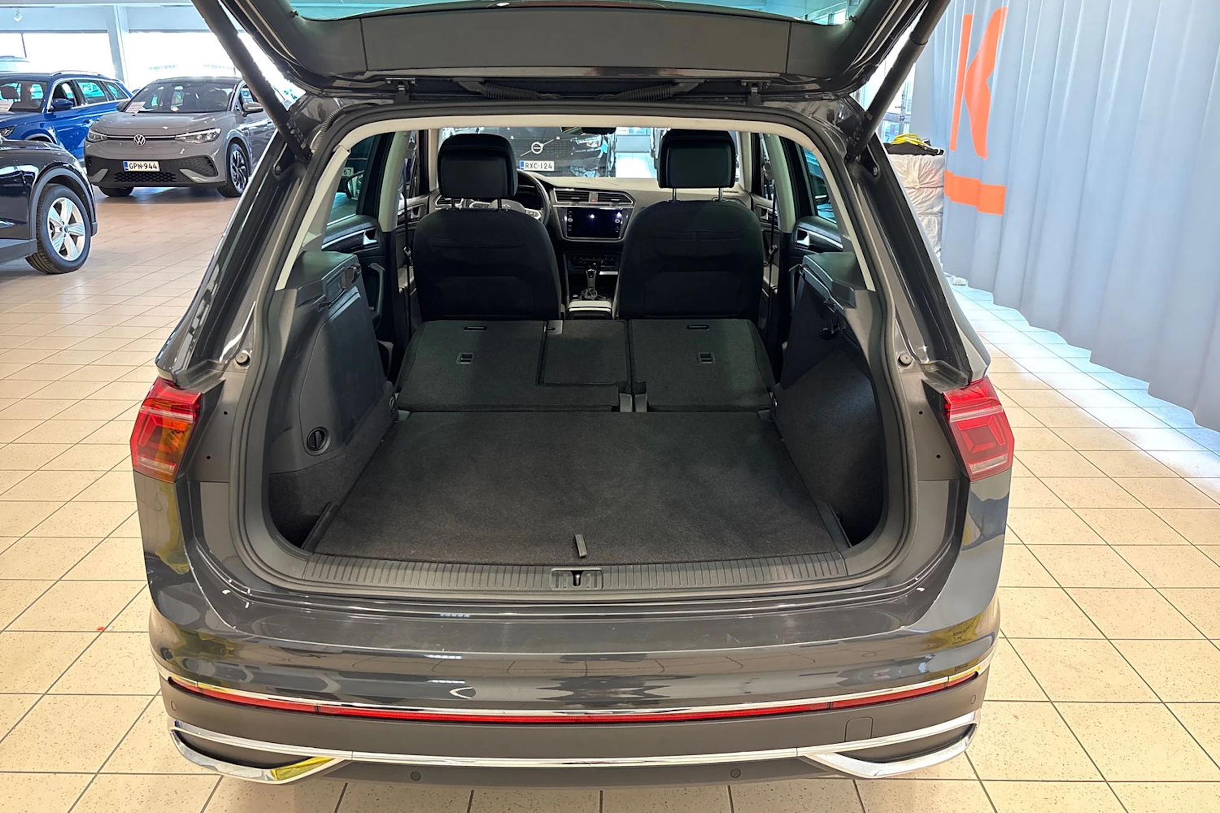 harmaa Volkswagen Tiguan 2023 kuva 13.