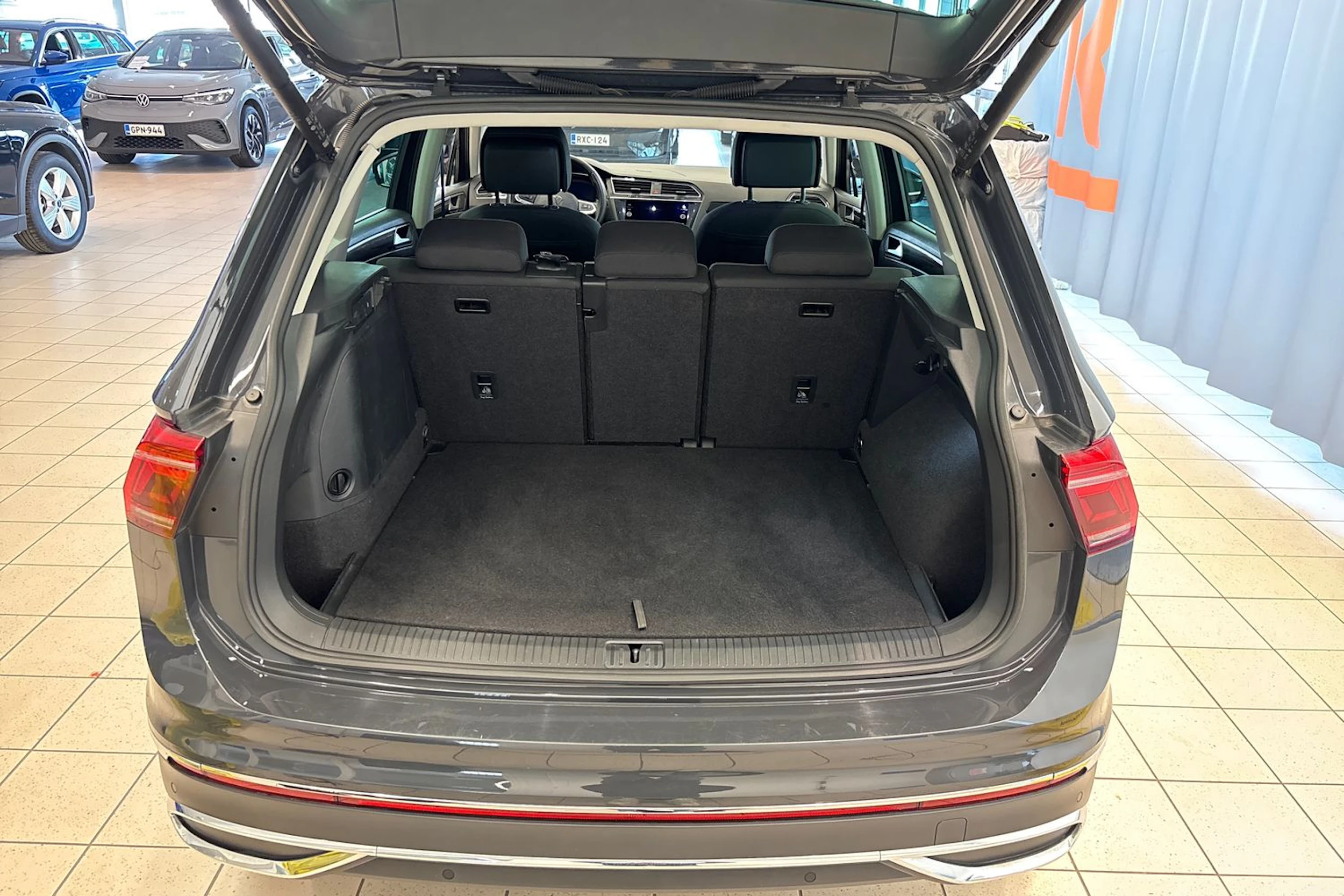 harmaa Volkswagen Tiguan 2023 kuva 14.
