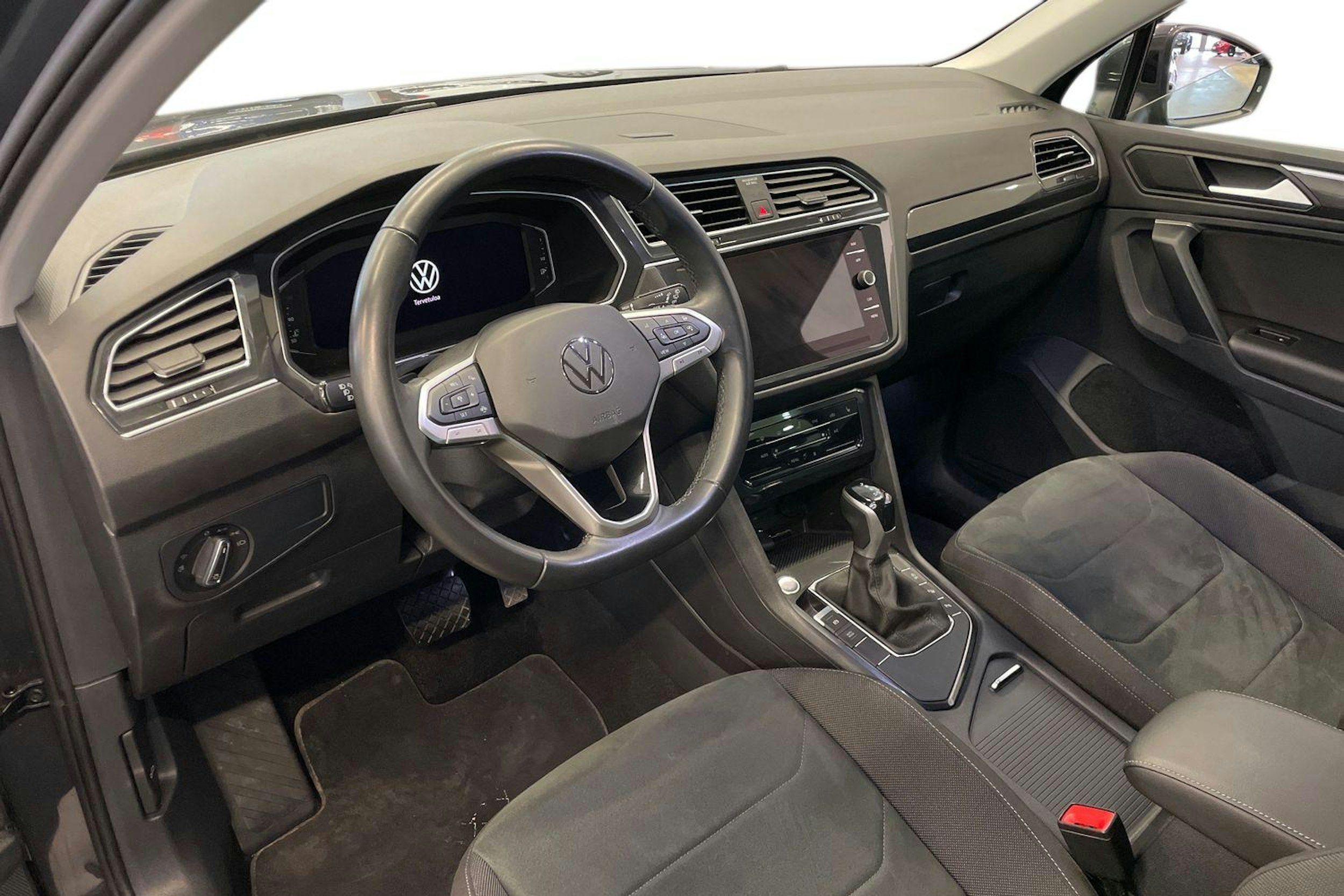 harmaa Volkswagen Tiguan 2023 kuva 7.