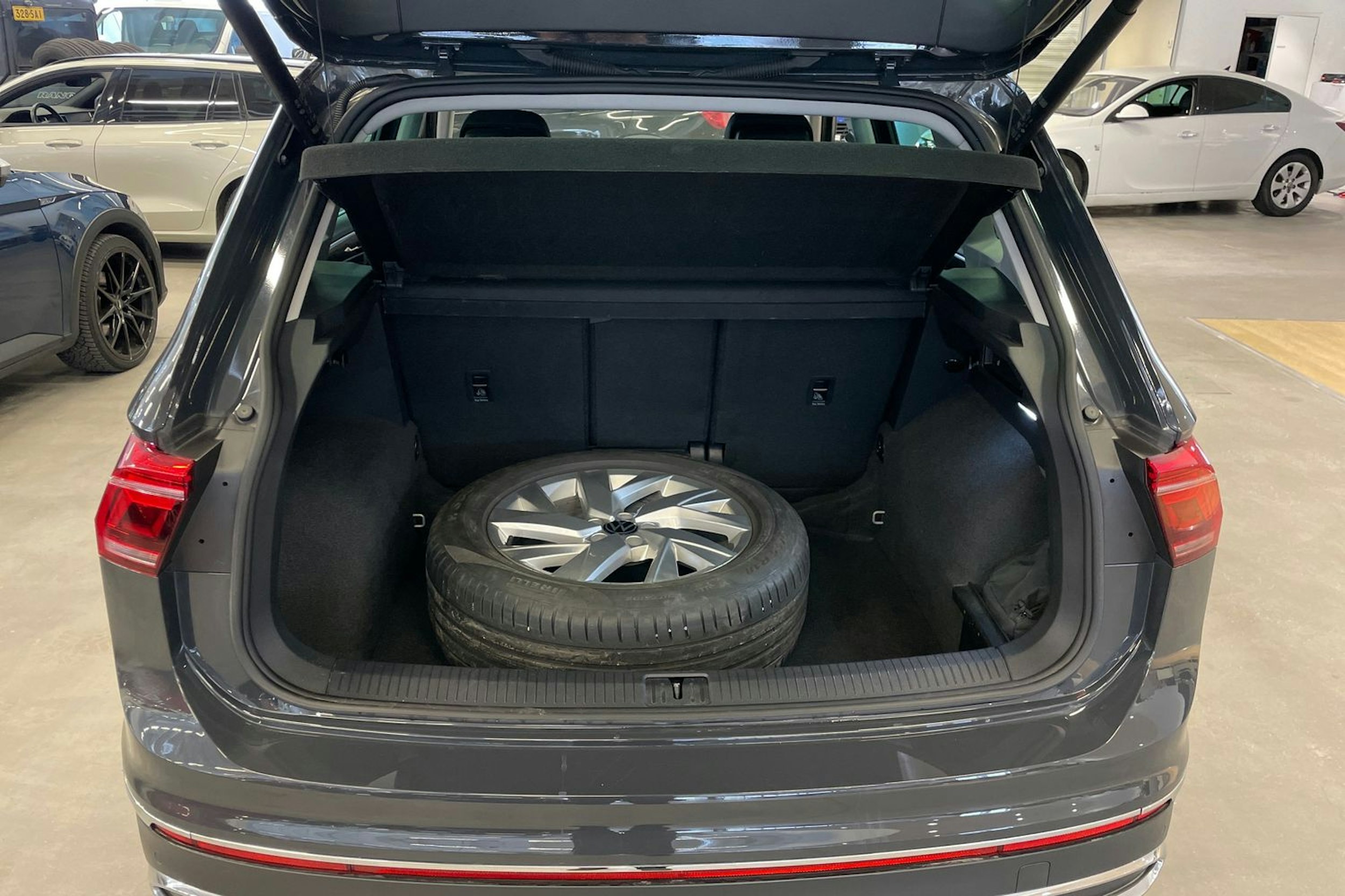 harmaa Volkswagen Tiguan 2023 kuva 14.