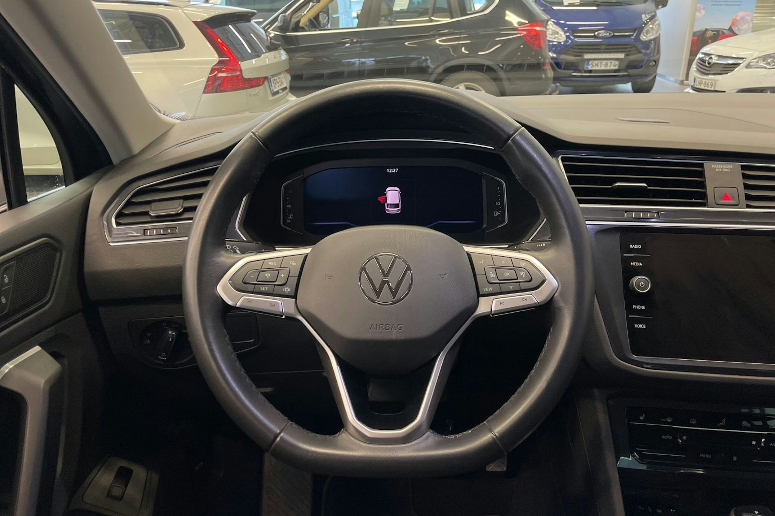 harmaa Volkswagen Tiguan 2023 kuva 15.