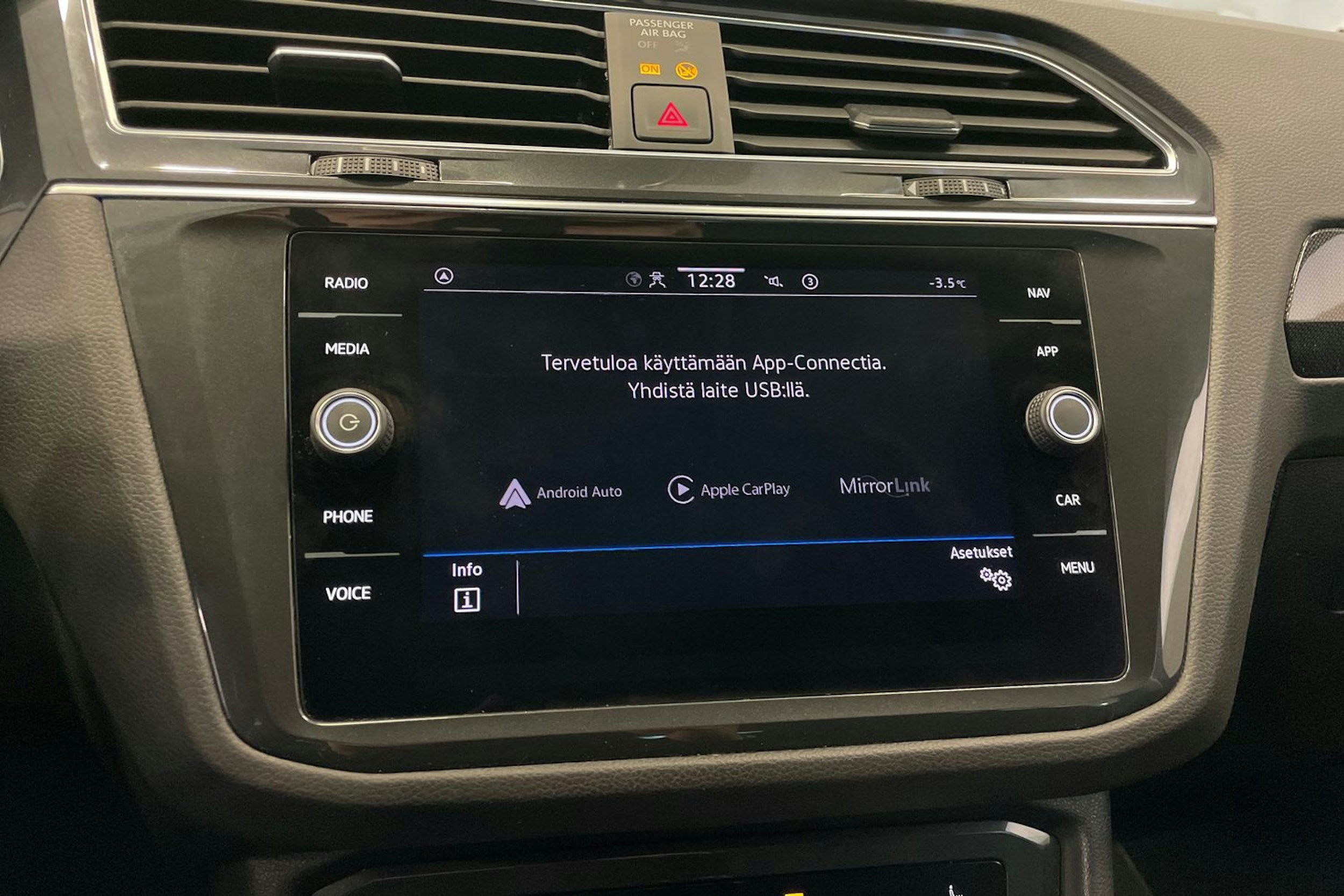 harmaa Volkswagen Tiguan 2023 kuva 16.