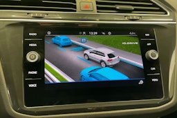 harmaa Volkswagen Tiguan 2023 kuva 17.