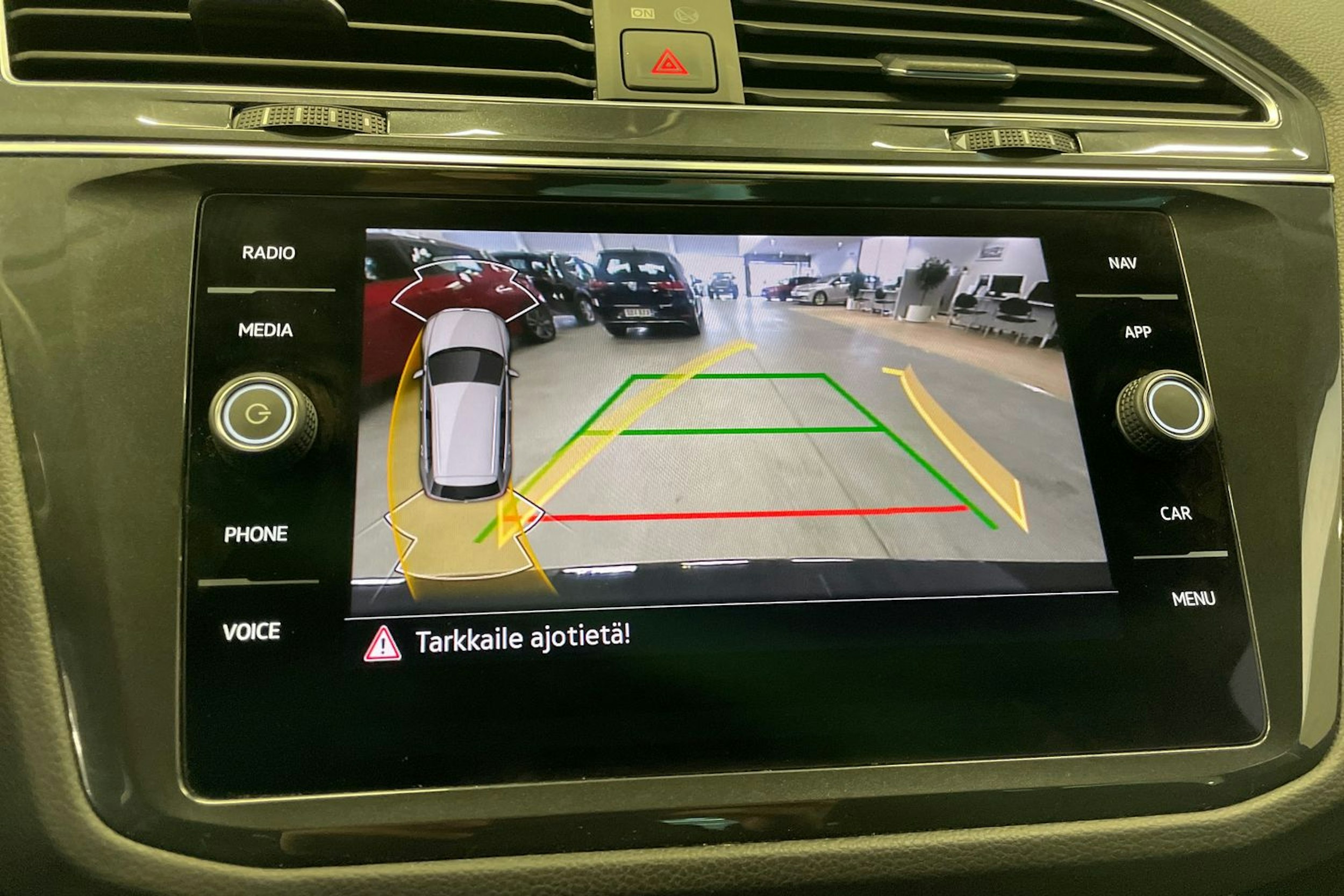 harmaa Volkswagen Tiguan 2023 kuva 20.