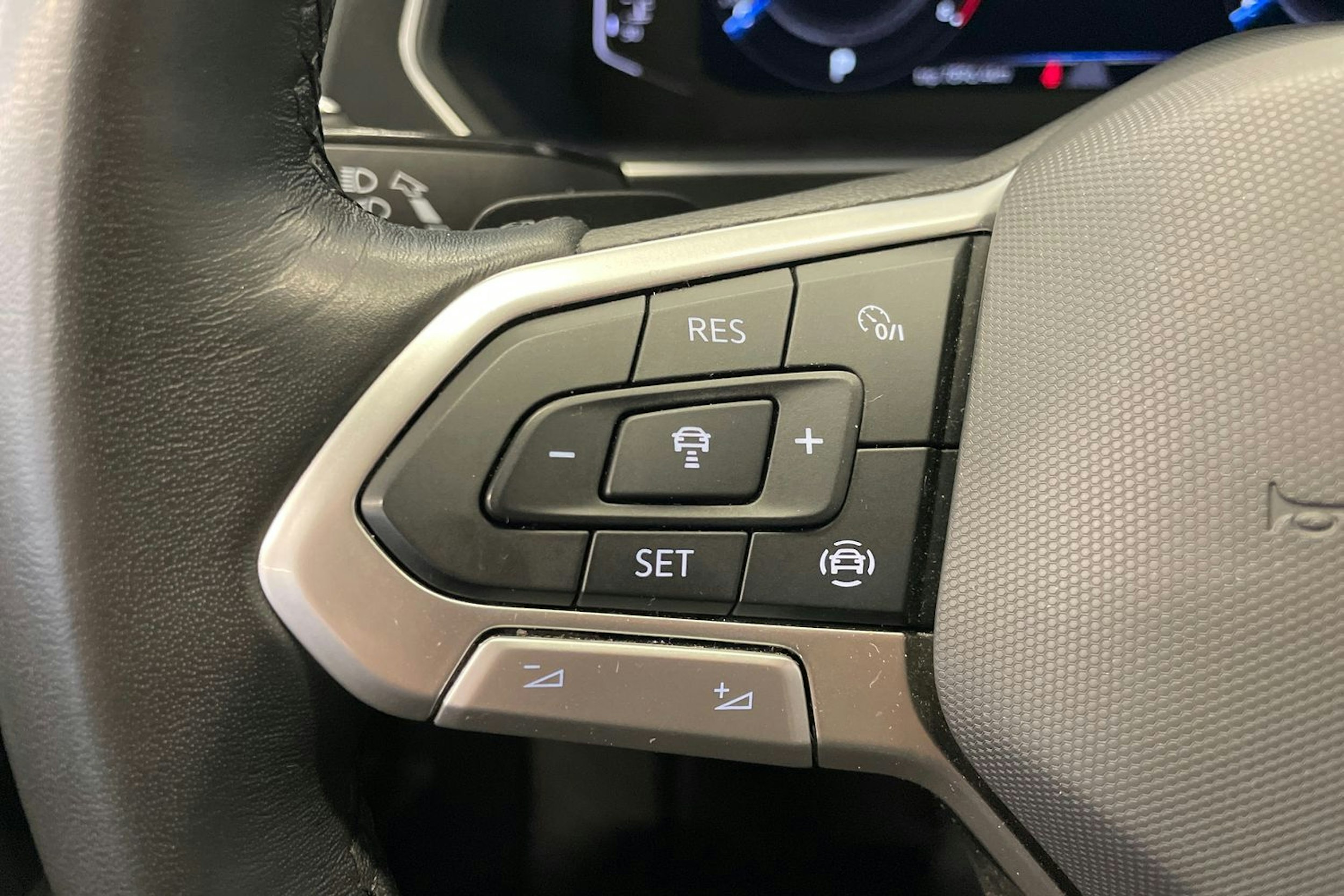 harmaa Volkswagen Tiguan 2023 kuva 21.