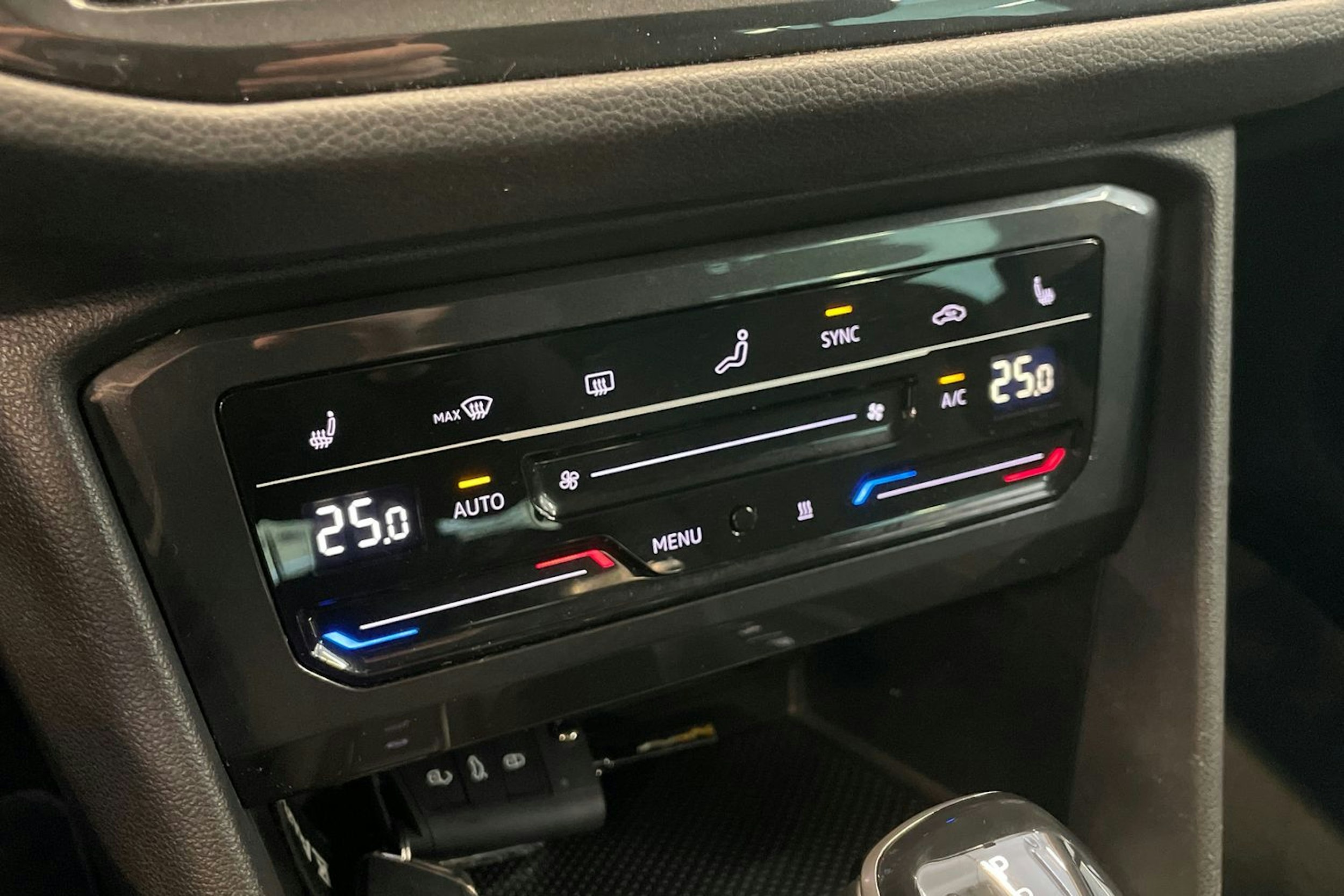 harmaa Volkswagen Tiguan 2023 kuva 24.