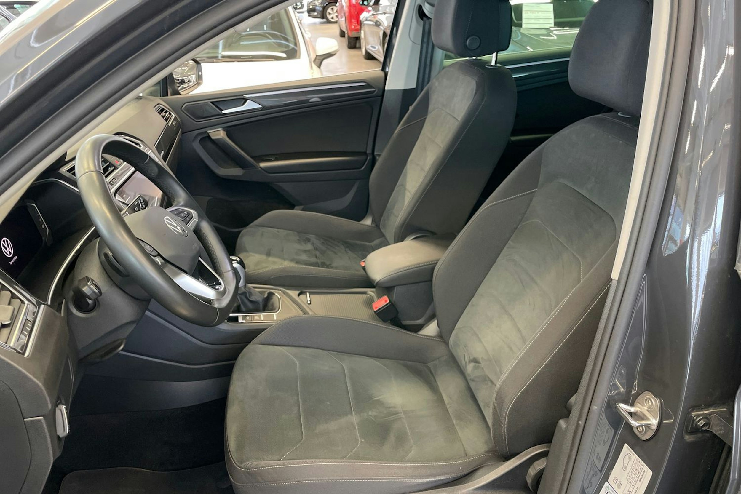 harmaa Volkswagen Tiguan 2023 kuva 27.