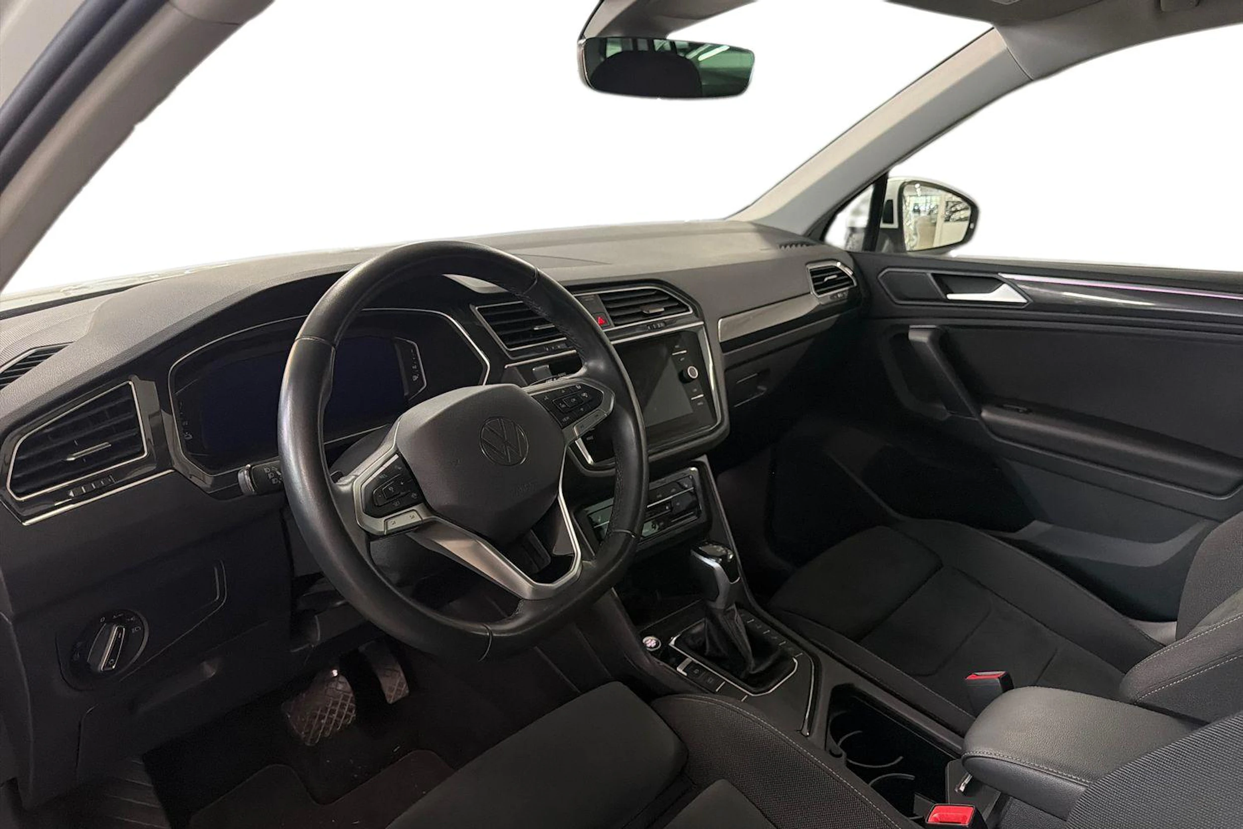 valkoinen Volkswagen Tiguan 2023 kuva 3.
