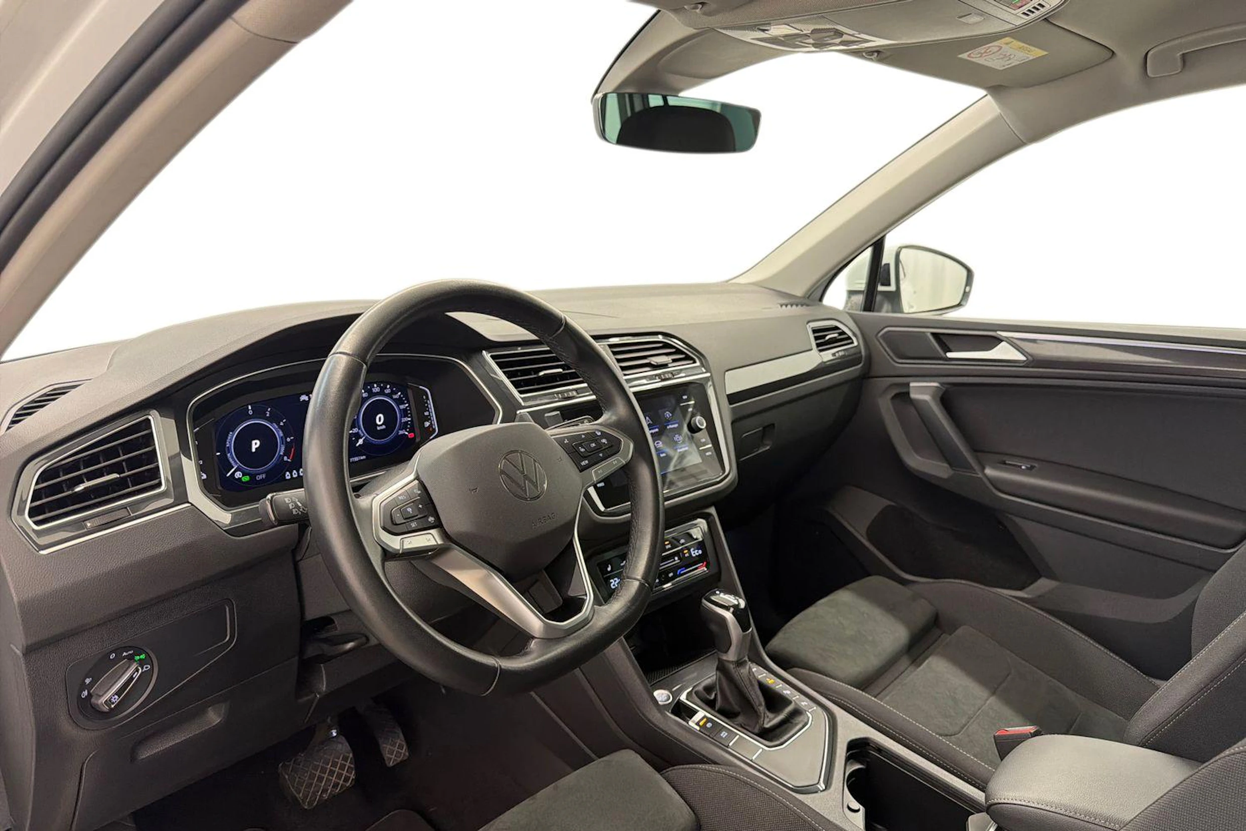valkoinen Volkswagen Tiguan 2023 kuva 6.