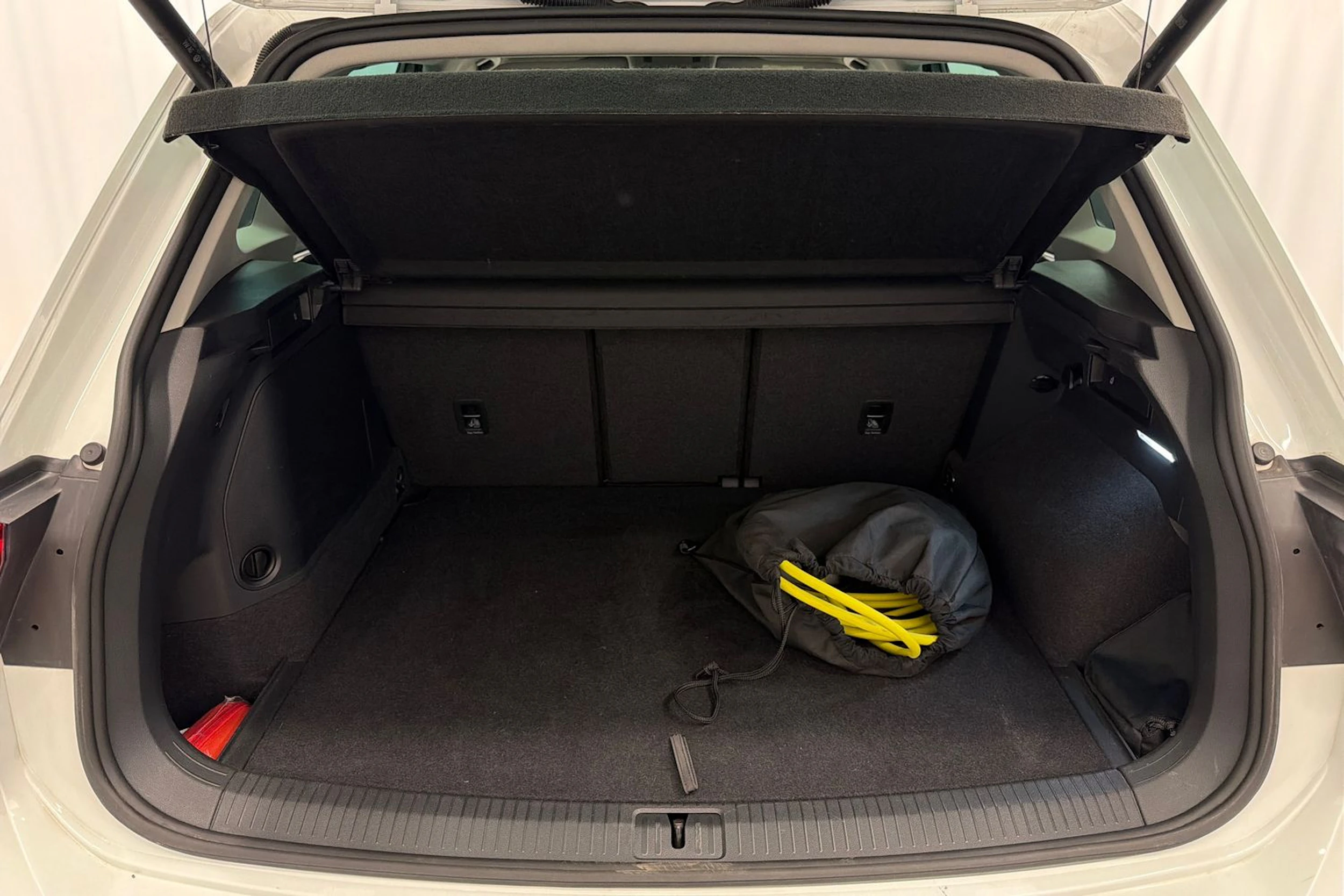 valkoinen Volkswagen Tiguan 2023 kuva 13.