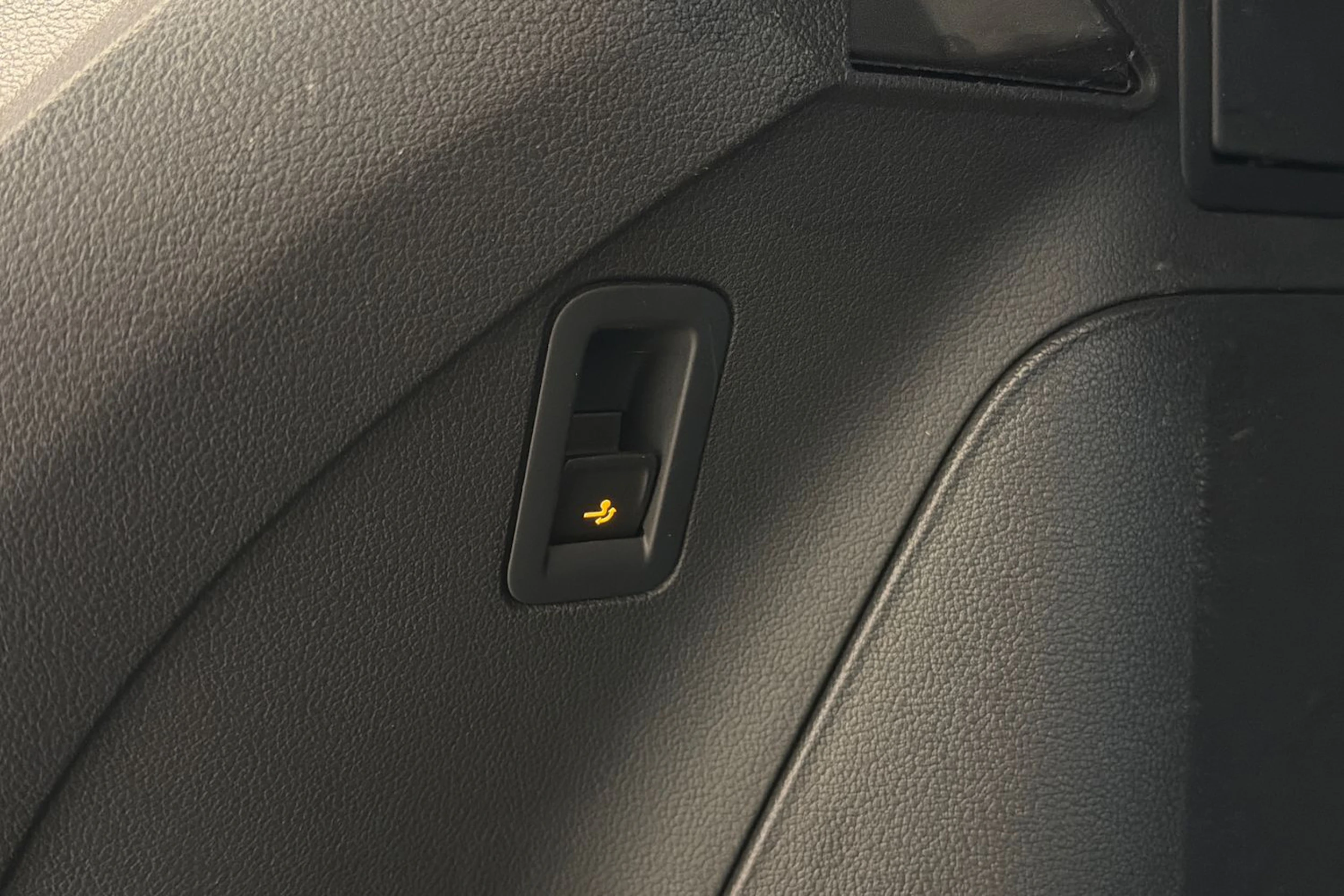 valkoinen Volkswagen Tiguan 2023 kuva 15.