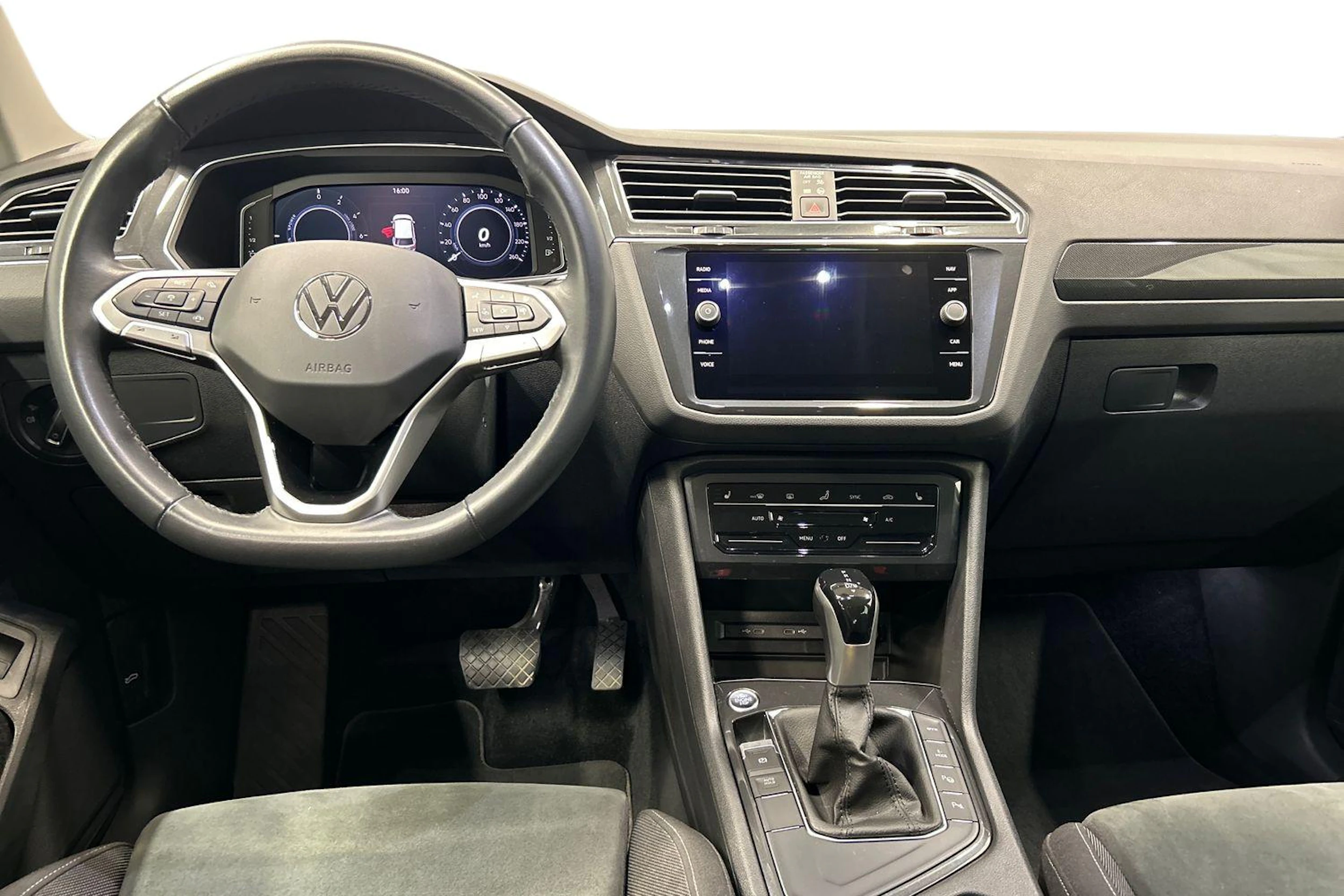musta Volkswagen Tiguan 2023 kuva 7.