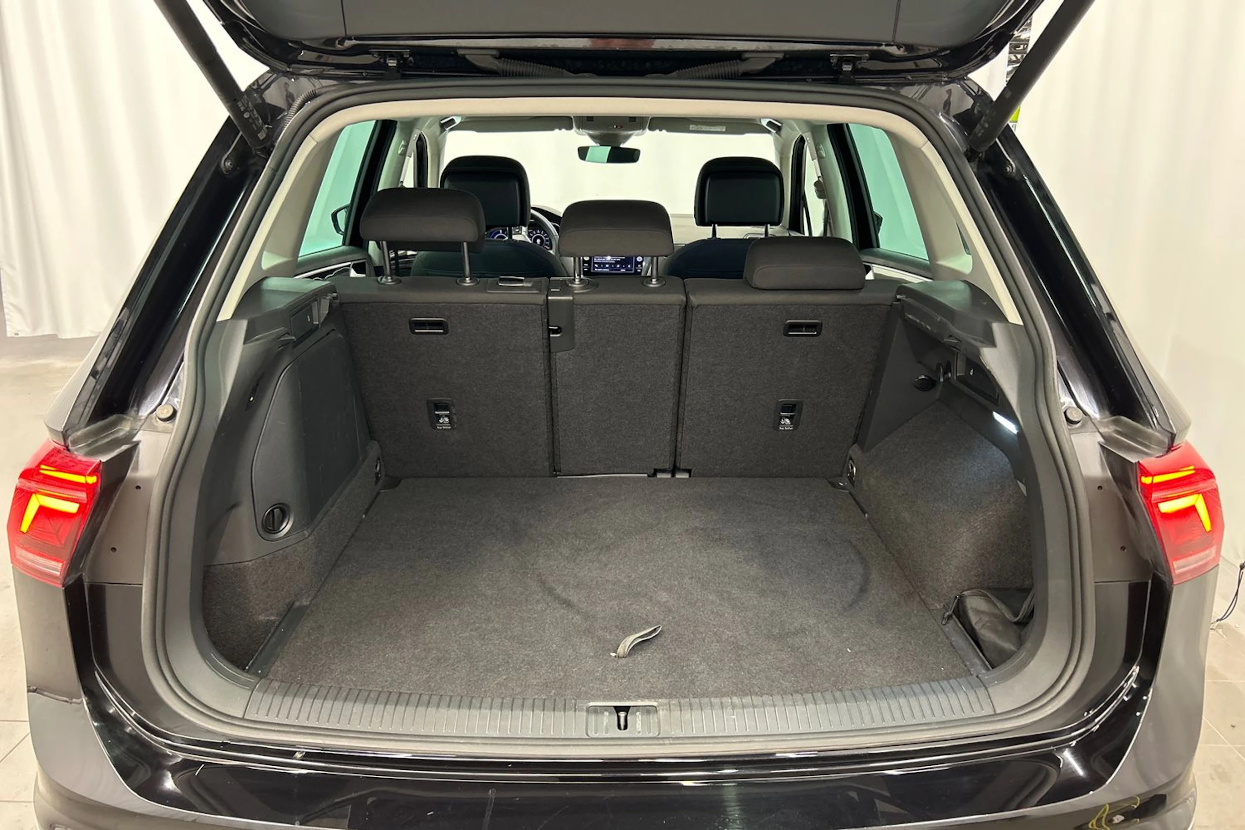 musta Volkswagen Tiguan 2023 kuva 12.