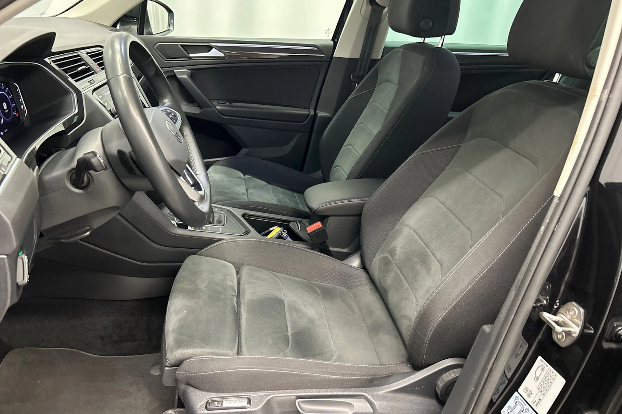 musta Volkswagen Tiguan 2023 kuva 16.