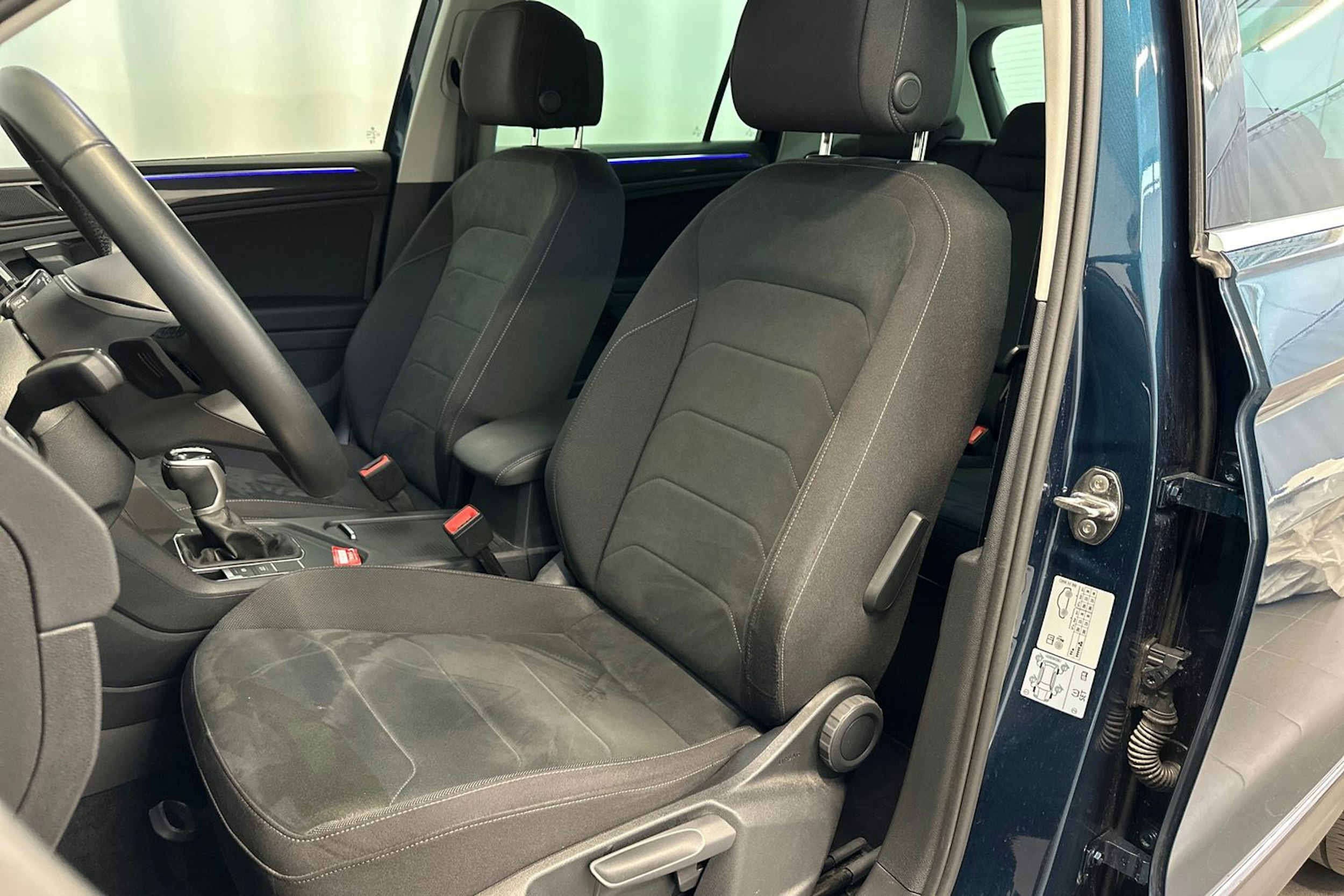 sininen Volkswagen Tiguan 2023 kuva 14.