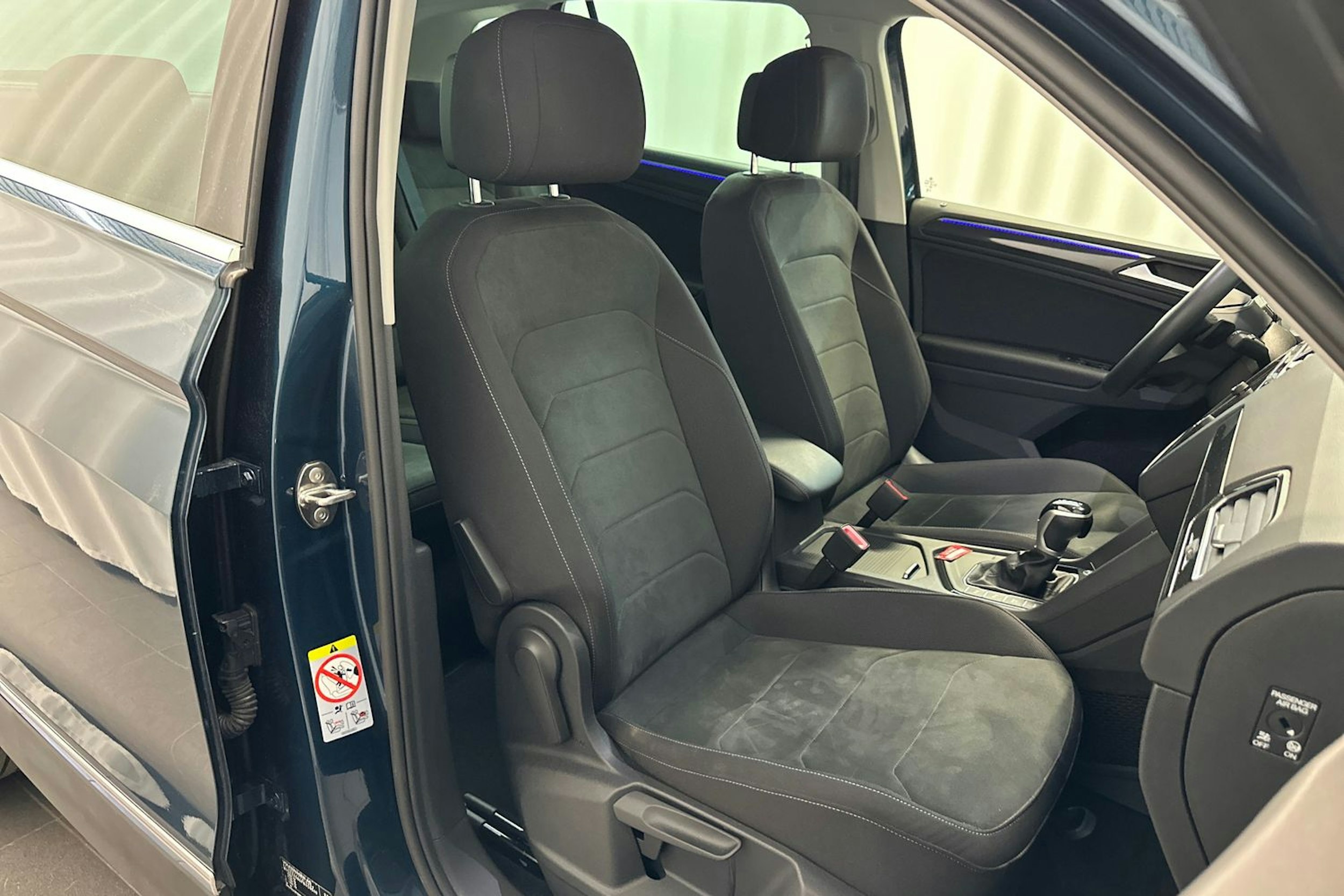 sininen Volkswagen Tiguan 2023 kuva 15.