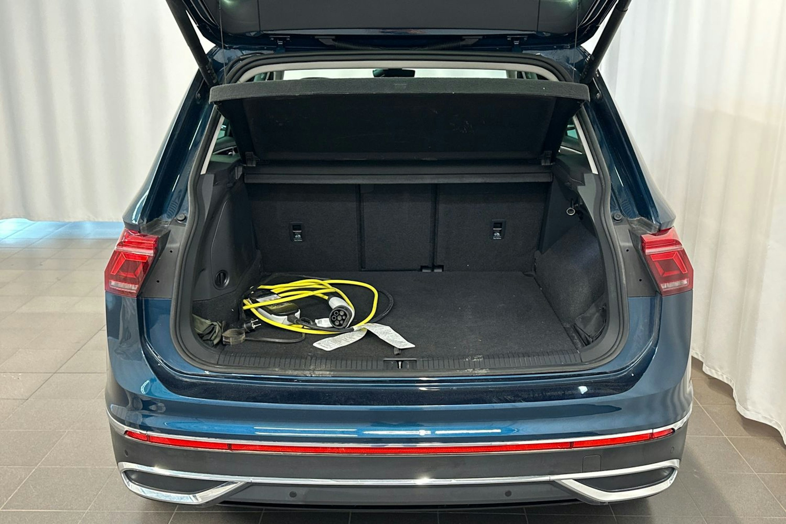 sininen Volkswagen Tiguan 2023 kuva 16.