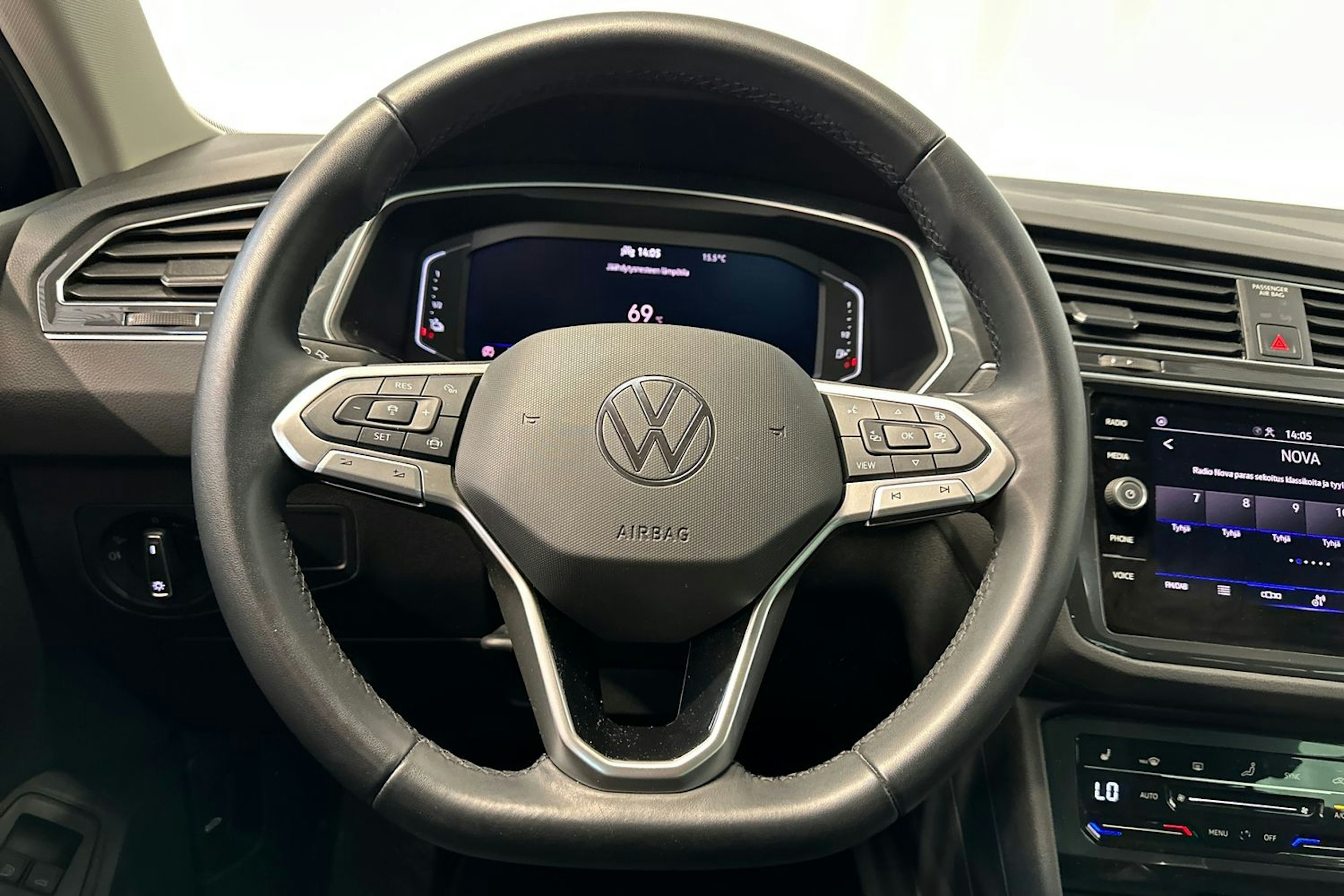 sininen Volkswagen Tiguan 2023 kuva 17.