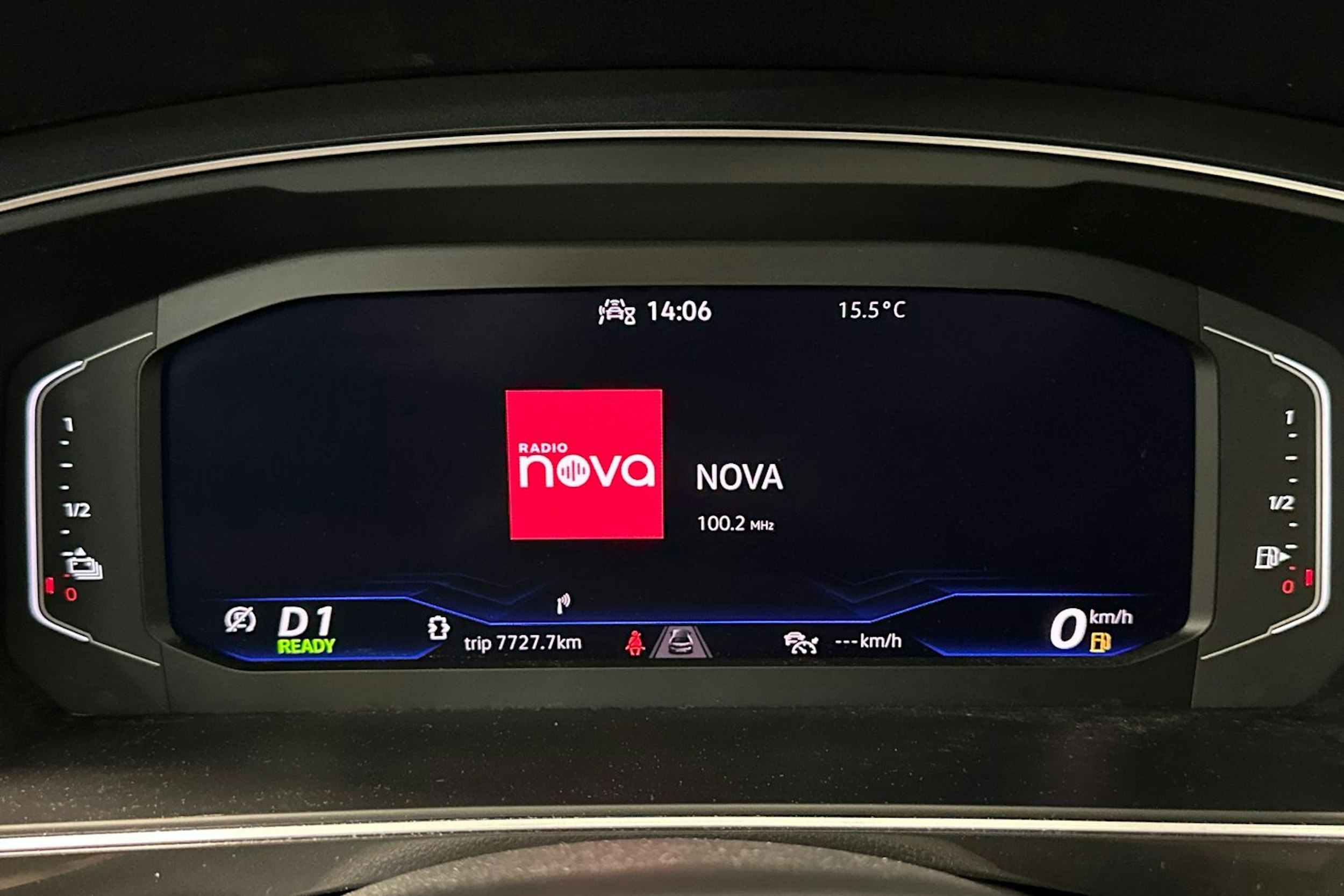 sininen Volkswagen Tiguan 2023 kuva 18.