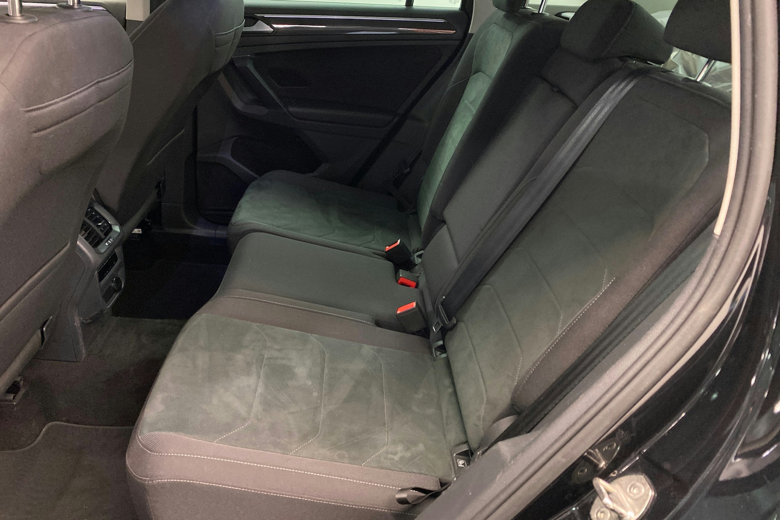 musta Volkswagen Tiguan 2023 kuva 14.