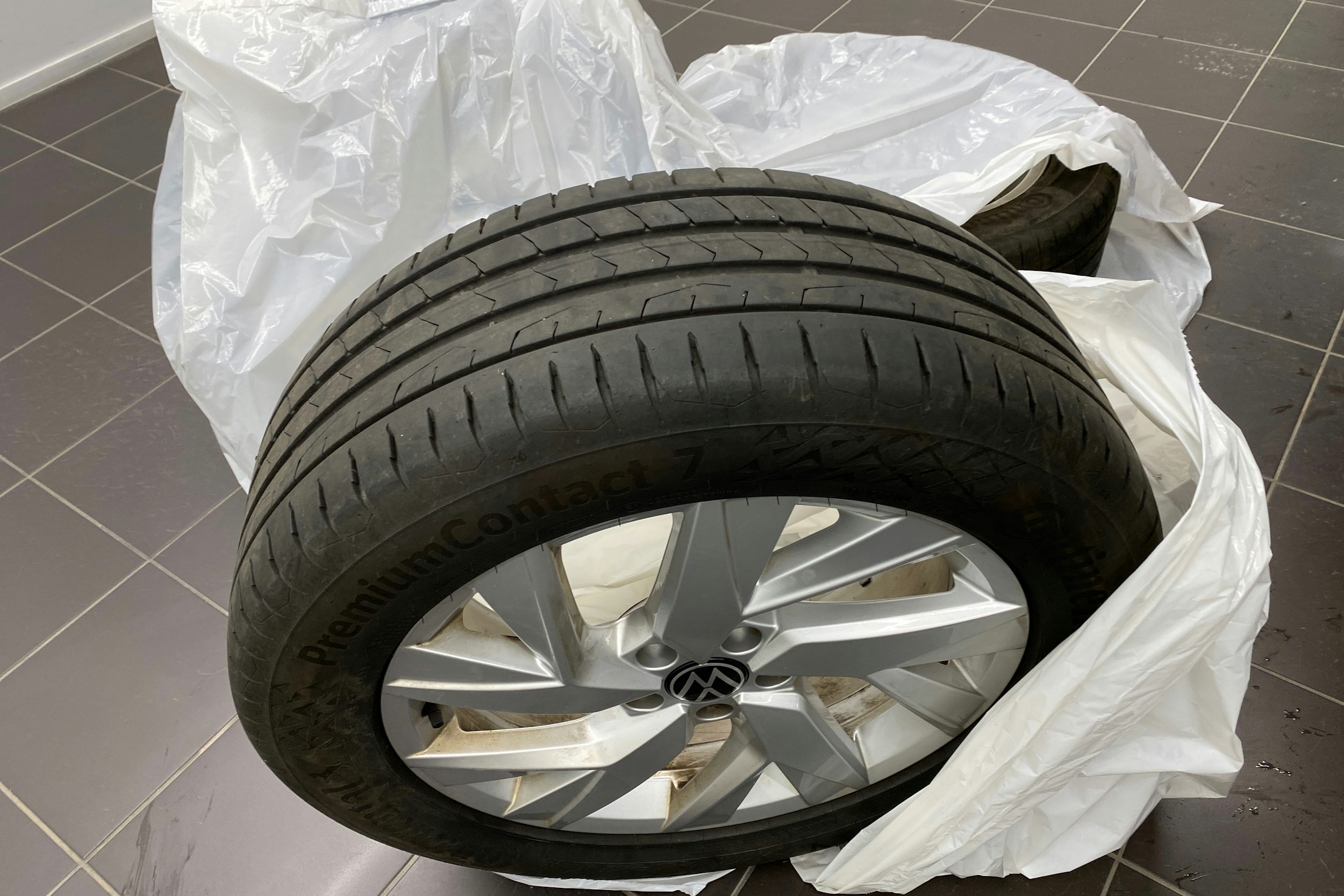 musta Volkswagen Tiguan 2023 kuva 16.