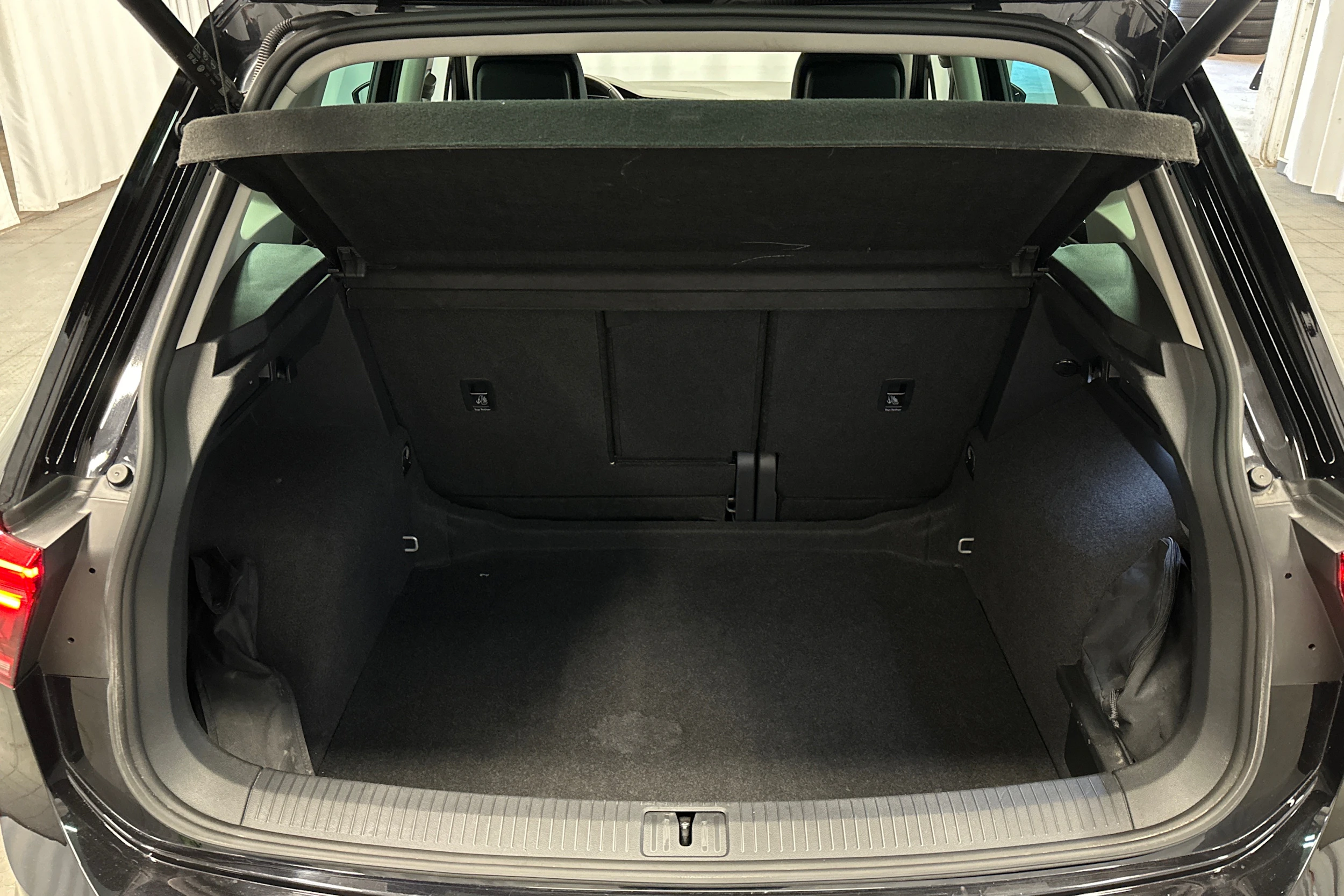 musta Volkswagen Tiguan 2023 kuva 15.