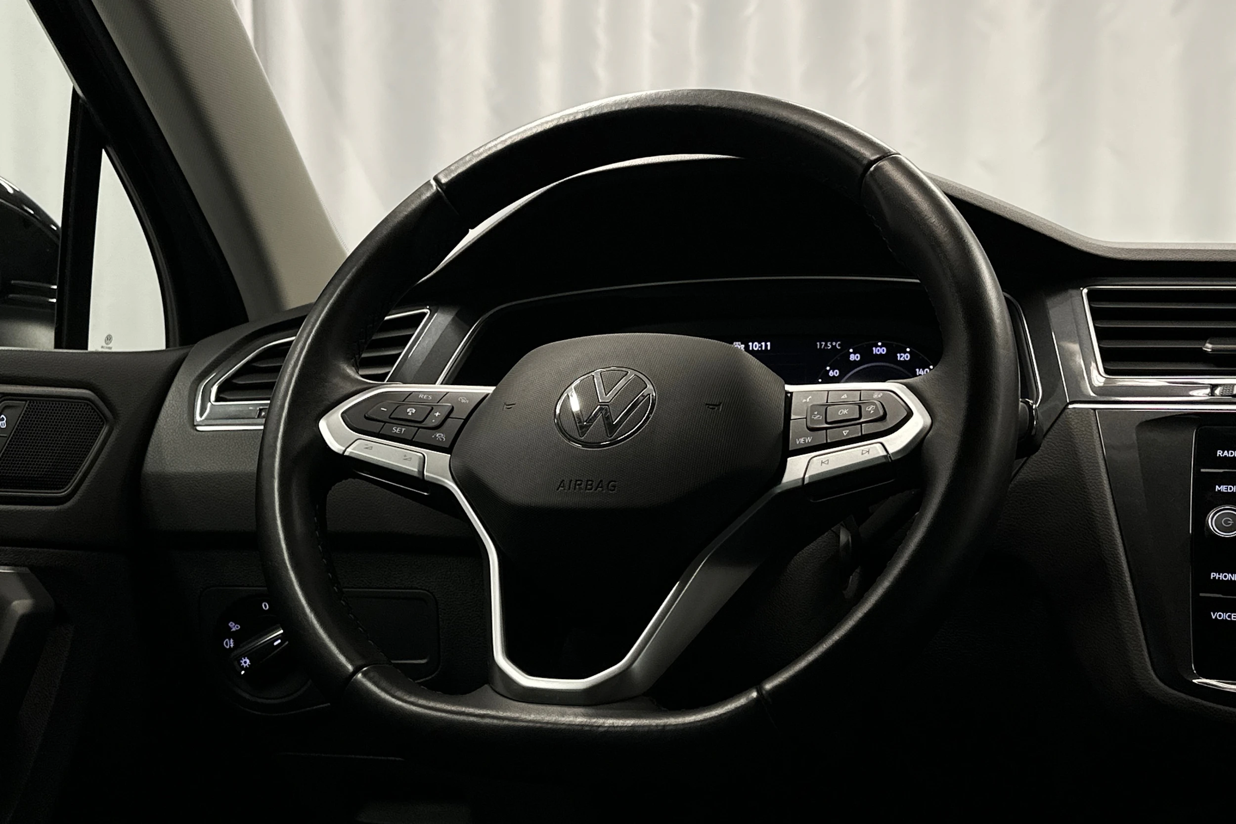 musta Volkswagen Tiguan 2023 kuva 20.