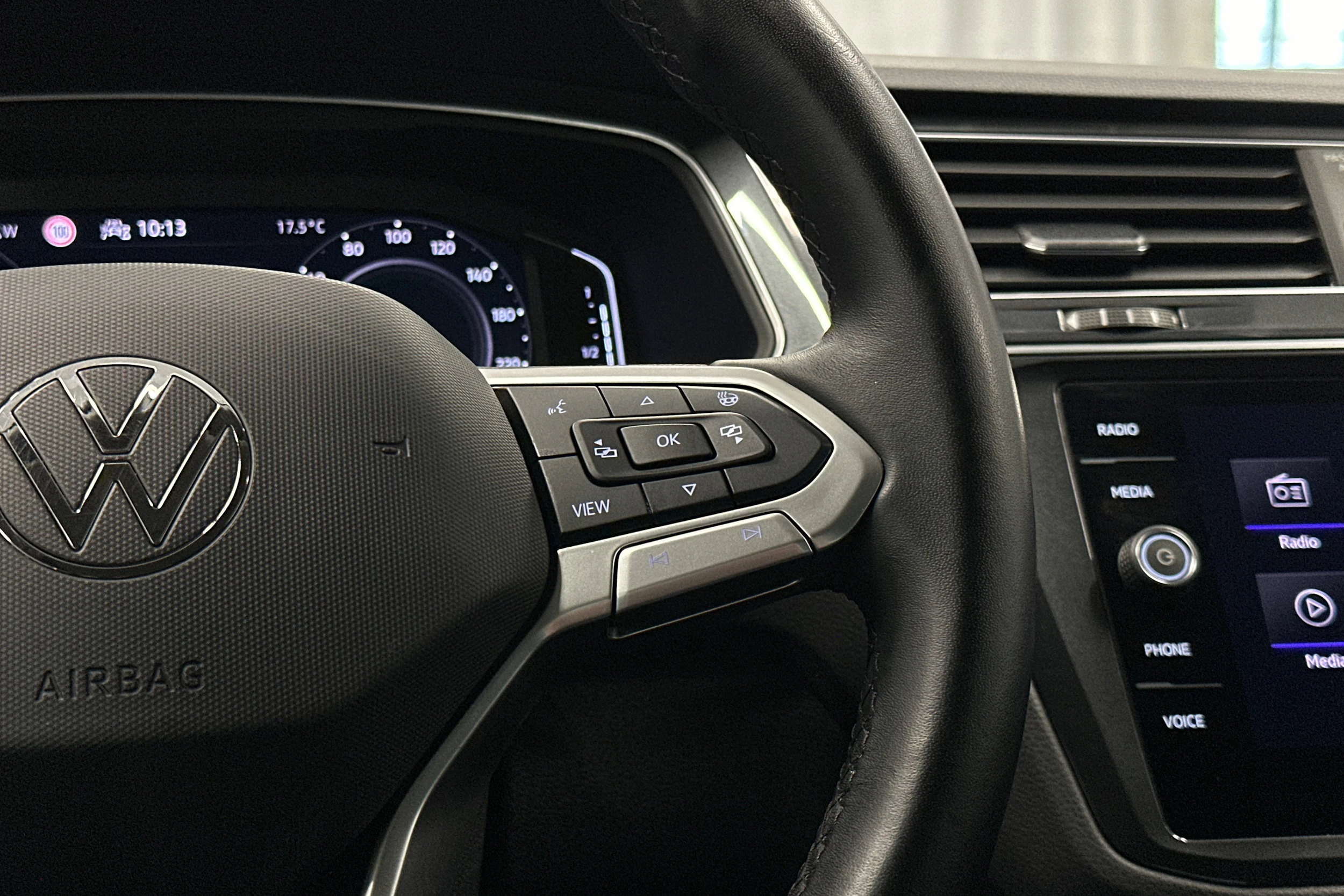 musta Volkswagen Tiguan 2023 kuva 22.