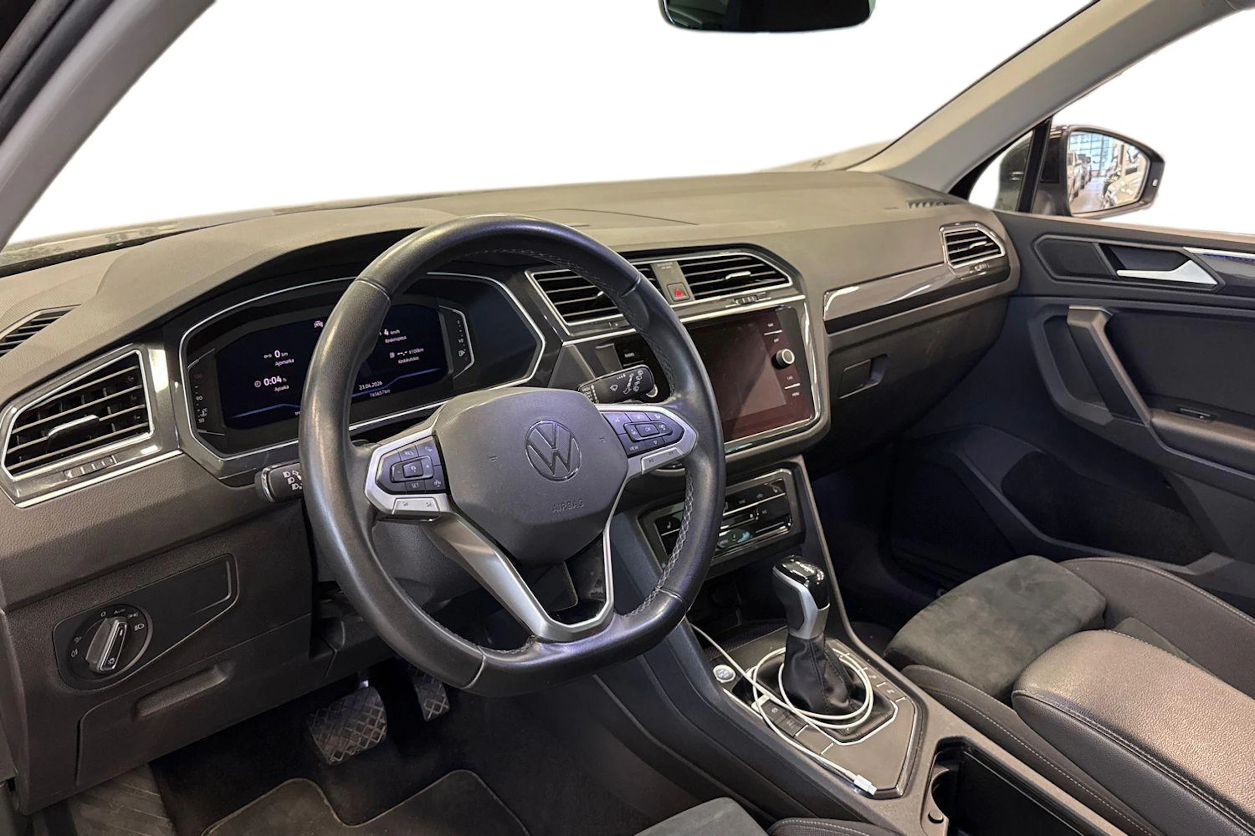 musta Volkswagen Tiguan 2023 kuva 3.