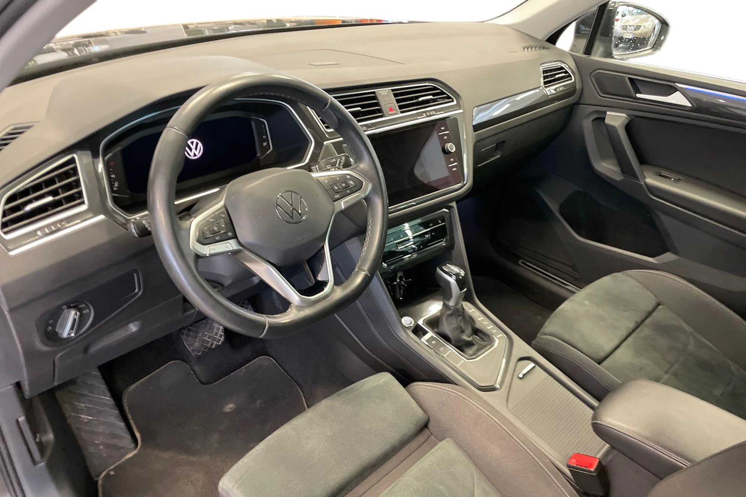 musta Volkswagen Tiguan 2023 kuva 8.