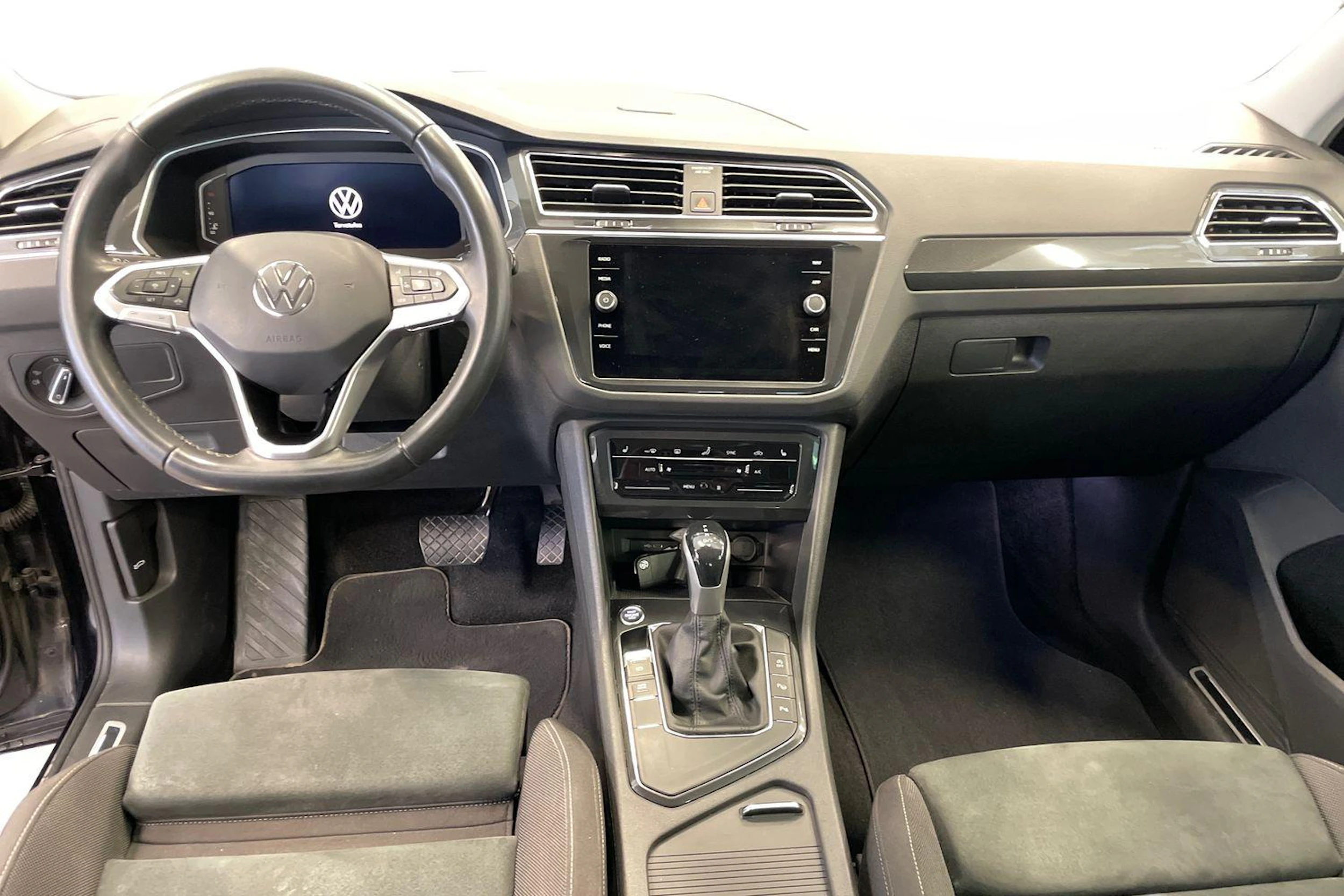 musta Volkswagen Tiguan 2023 kuva 9.