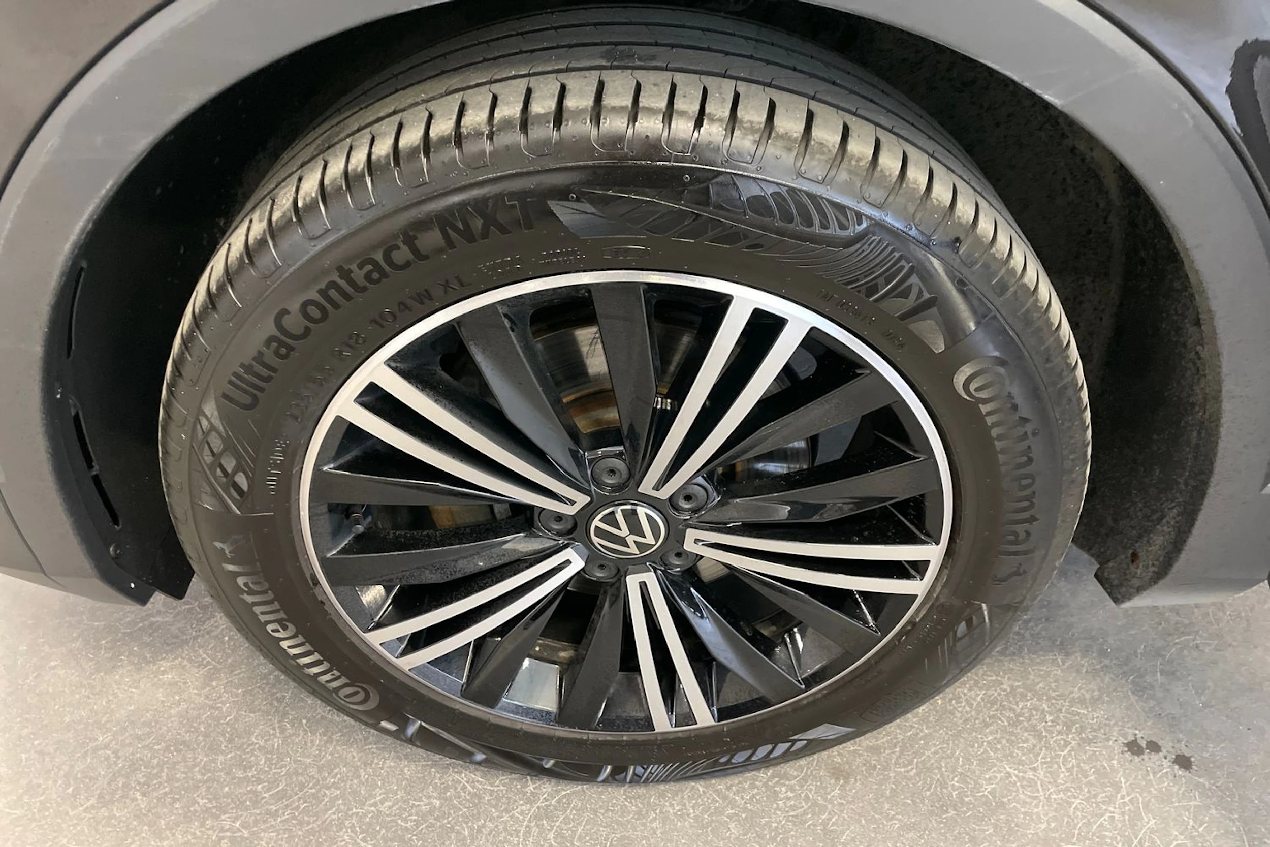 musta Volkswagen Tiguan 2023 kuva 13.