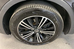 musta Volkswagen Tiguan 2023 kuva 13.