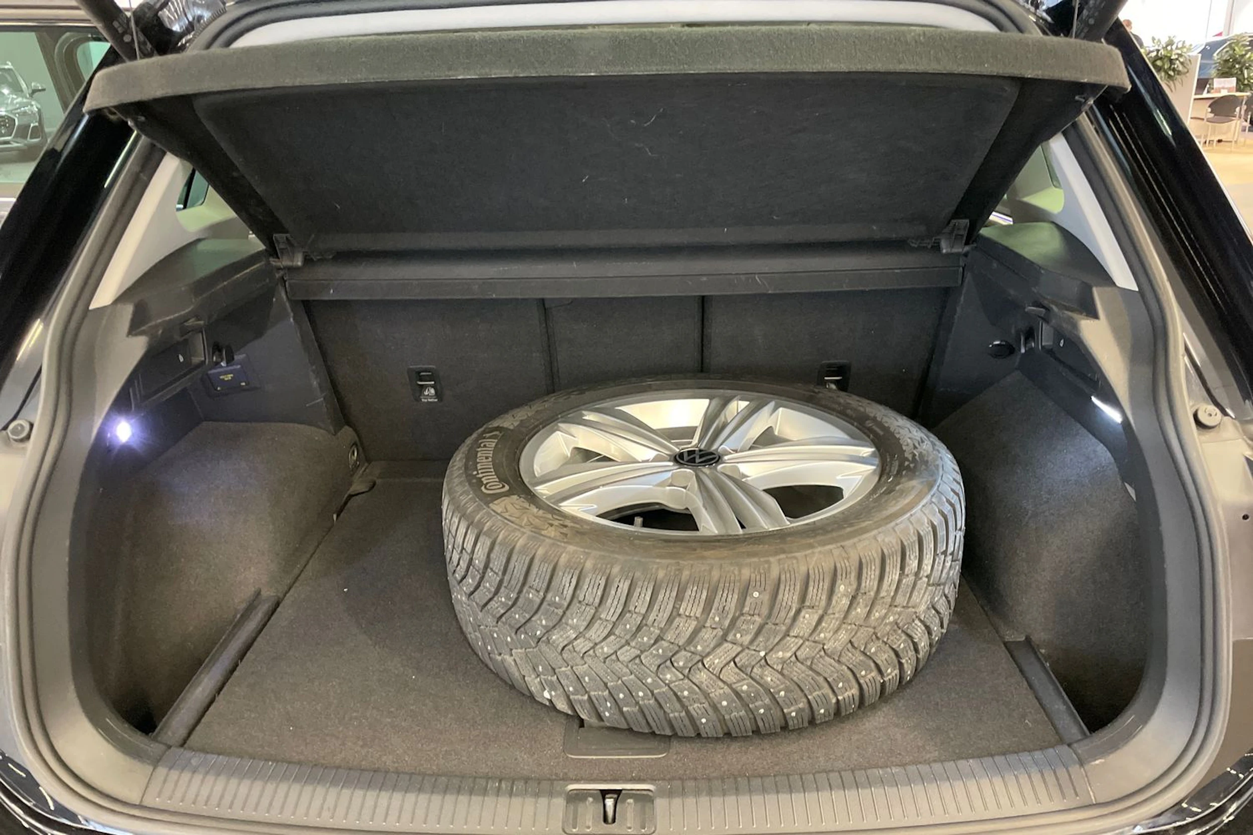 musta Volkswagen Tiguan 2023 kuva 16.