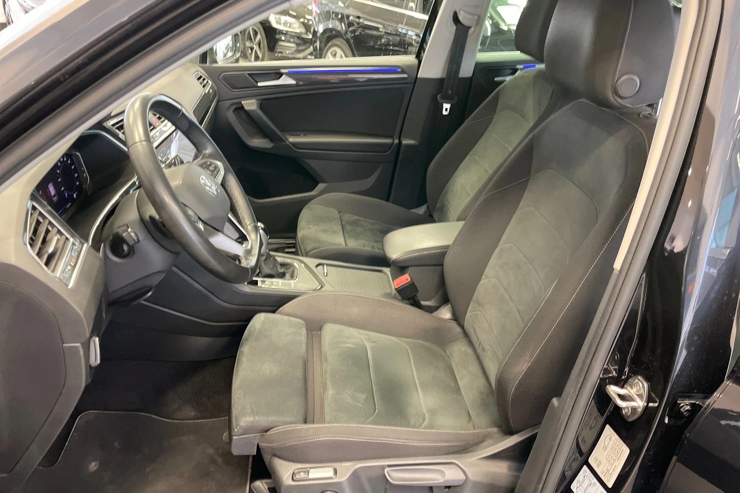 musta Volkswagen Tiguan 2023 kuva 18.